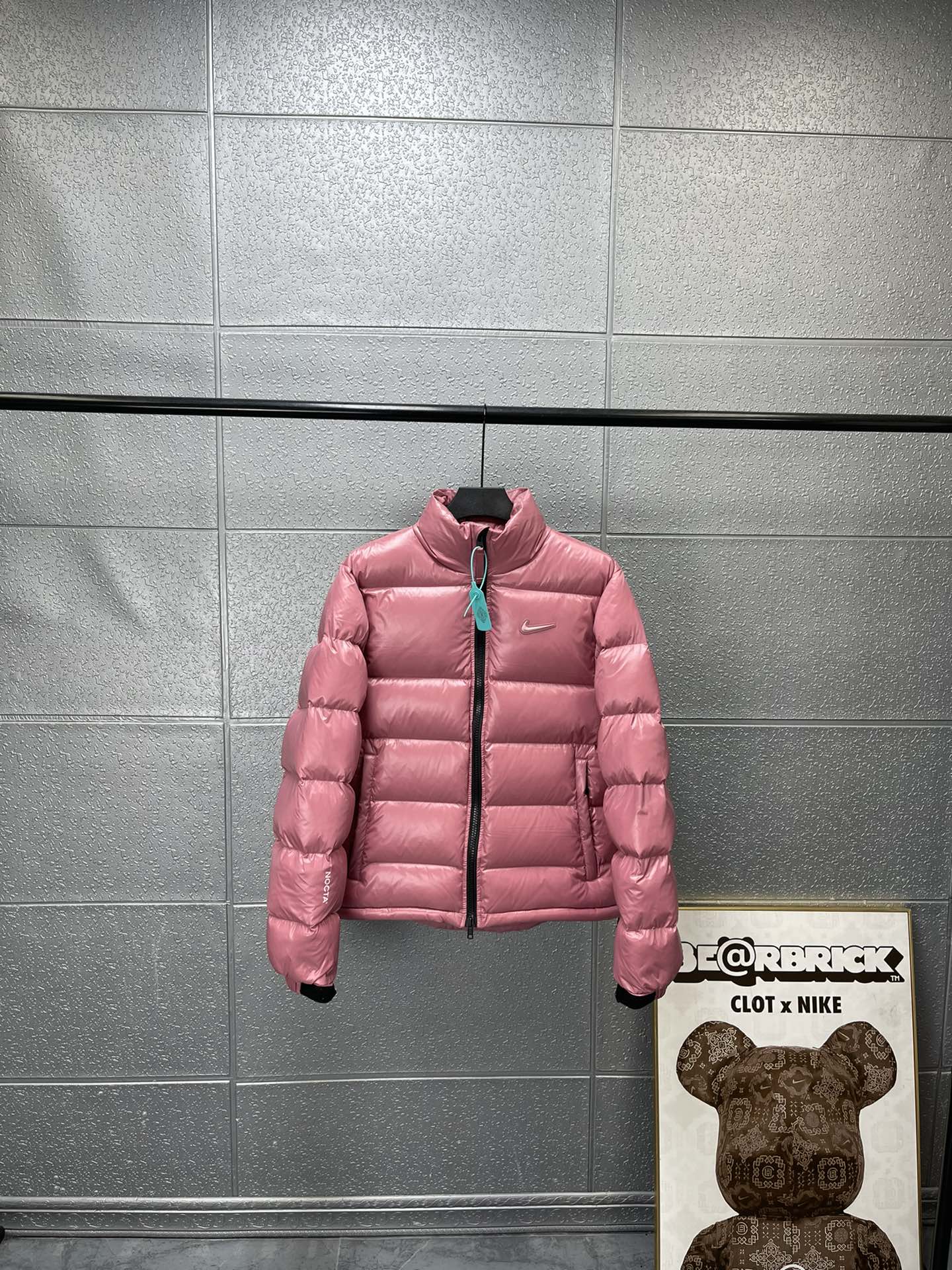 💰430🔥耐克 Nike x Drake Nocta系列联名立领公鸭羽绒服，王一博同款，
充绒达460克 ，定制YKK拉链，拉链带锁扣，
所有细节全部到位！从拉链到印花，到后领标、主标、树胶logo！全部订制！
新配色：枚粉色 灰绿色 
尺码：  S    M    L   XL
衣长： 63  65  67  69
胸围：116 119 122 126
肩宽：47.5 49  50  51
袖长： 66  68  69  70