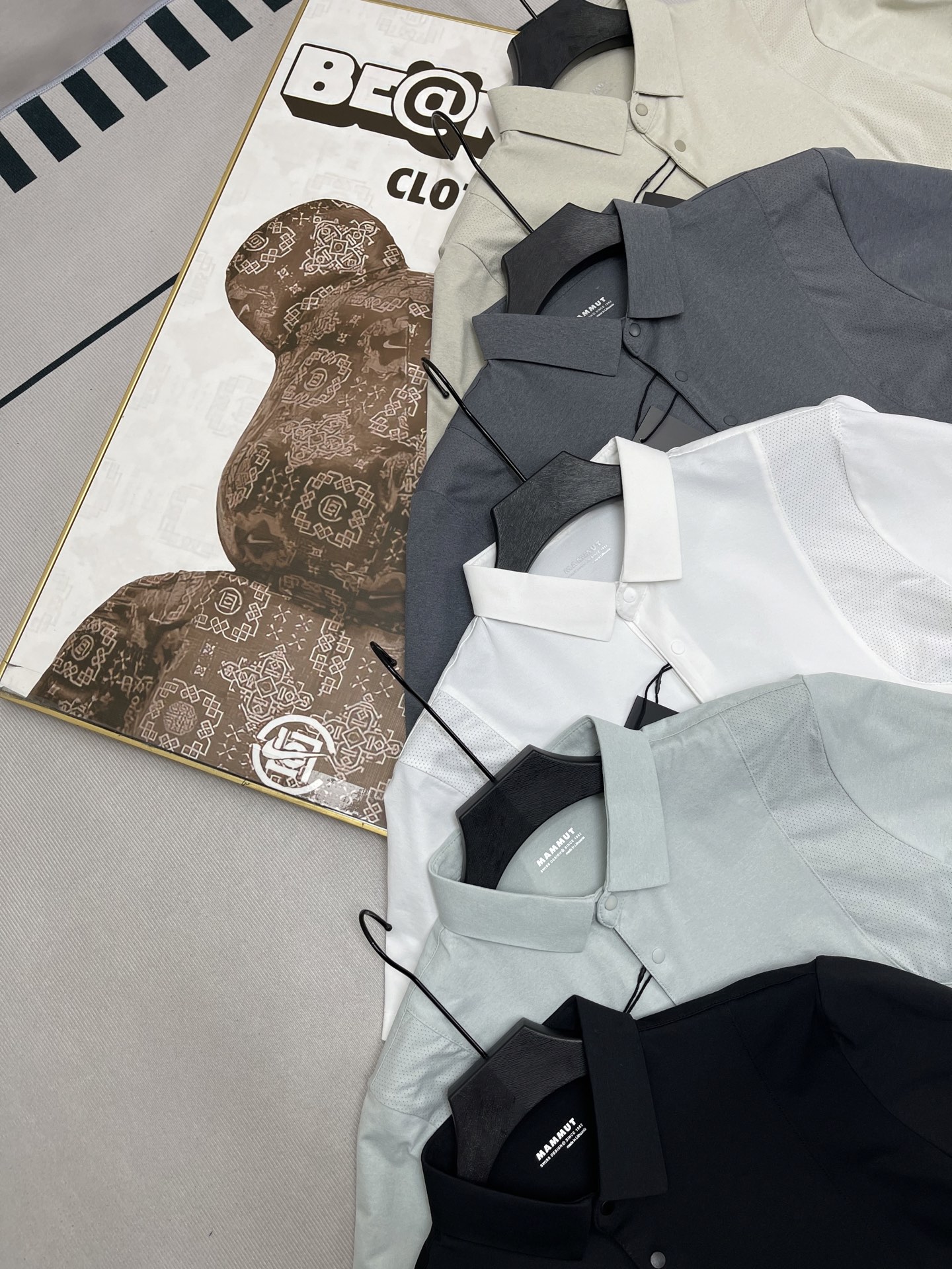 💰100
MAMMUT 猛犸象 新款男士户外休闲运动速干拼接短袖Polo衫 新款速干polo专柜同款 高端定制耗时20天定制及调色,冰感质地 ,轻薄透气性高,肩膀有激光打孔 循环🔁透气,有质感不起皱,接触皮肤丝滑冰爽 高级的像真丝触感
款式简单大方 正式中带着休闲随意的感觉,四面弹 不紧绷活动舒适
Polo领的设计穿着比较有精气神 ,立体感十足 , 袖口精细的做工细节 拿到手线下没有大几百拿不下来
喜欢高货的 闭眼入 穿搭随意高级不挑人不挑年纪
颜色:黑色 浅绿色 白色 灰色 卡其色
尺码:M-4XL