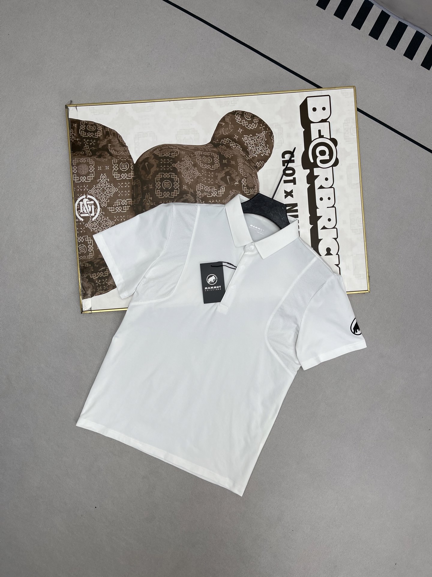💰100
MAMMUT 猛犸象 新款男士户外休闲运动速干拼接短袖Polo衫 新款速干polo专柜同款 高端定制耗时20天定制及调色,冰感质地 ,轻薄透气性高,肩膀有激光打孔 循环🔁透气,有质感不起皱,接触皮肤丝滑冰爽 高级的像真丝触感
款式简单大方 正式中带着休闲随意的感觉,四面弹 不紧绷活动舒适
Polo领的设计穿着比较有精气神 ,立体感十足 , 袖口精细的做工细节 拿到手线下没有大几百拿不下来
喜欢高货的 闭眼入 穿搭随意高级不挑人不挑年纪
颜色:黑色 浅绿色 白色 灰色 卡其色
尺码:M-4XL