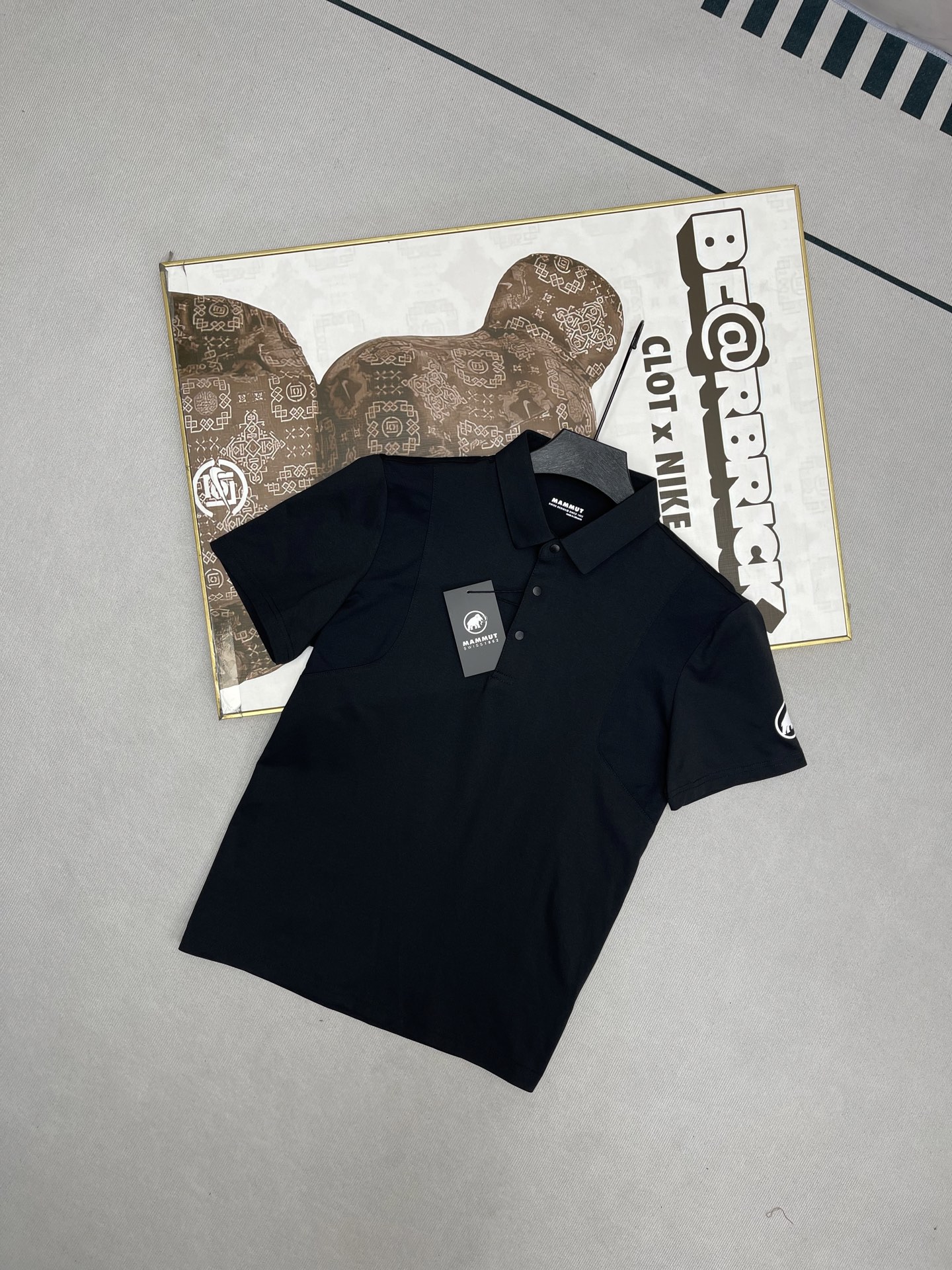 💰100
MAMMUT 猛犸象 新款男士户外休闲运动速干拼接短袖Polo衫 新款速干polo专柜同款 高端定制耗时20天定制及调色,冰感质地 ,轻薄透气性高,肩膀有激光打孔 循环🔁透气,有质感不起皱,接触皮肤丝滑冰爽 高级的像真丝触感
款式简单大方 正式中带着休闲随意的感觉,四面弹 不紧绷活动舒适
Polo领的设计穿着比较有精气神 ,立体感十足 , 袖口精细的做工细节 拿到手线下没有大几百拿不下来
喜欢高货的 闭眼入 穿搭随意高级不挑人不挑年纪
颜色:黑色 浅绿色 白色 灰色 卡其色
尺码:M-4XL