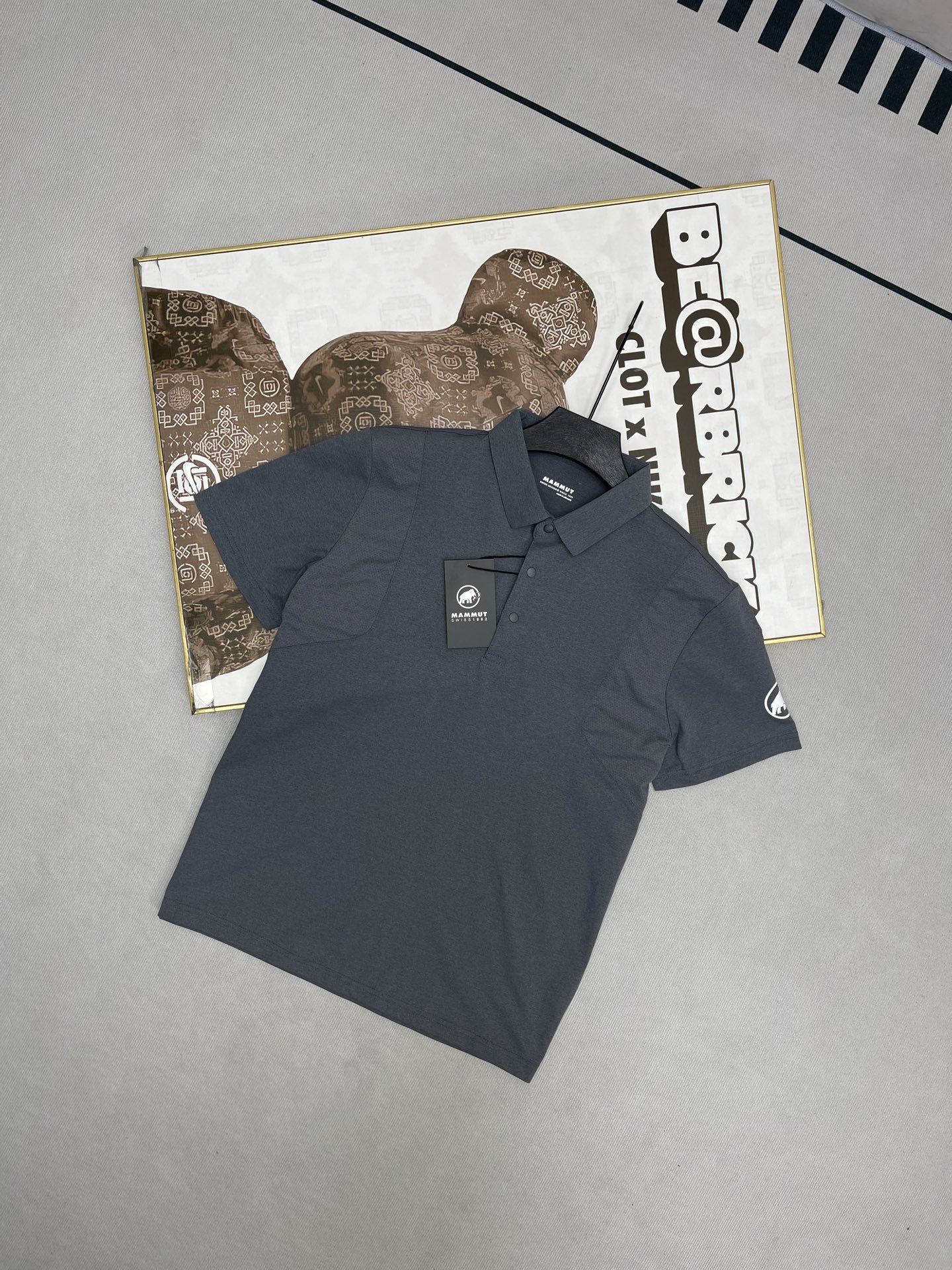 💰100
MAMMUT 猛犸象 新款男士户外休闲运动速干拼接短袖Polo衫 新款速干polo专柜同款 高端定制耗时20天定制及调色,冰感质地 ,轻薄透气性高,肩膀有激光打孔 循环🔁透气,有质感不起皱,接触皮肤丝滑冰爽 高级的像真丝触感
款式简单大方 正式中带着休闲随意的感觉,四面弹 不紧绷活动舒适
Polo领的设计穿着比较有精气神 ,立体感十足 , 袖口精细的做工细节 拿到手线下没有大几百拿不下来
喜欢高货的 闭眼入 穿搭随意高级不挑人不挑年纪
颜色:黑色 浅绿色 白色 灰色 卡其色
尺码:M-4XL