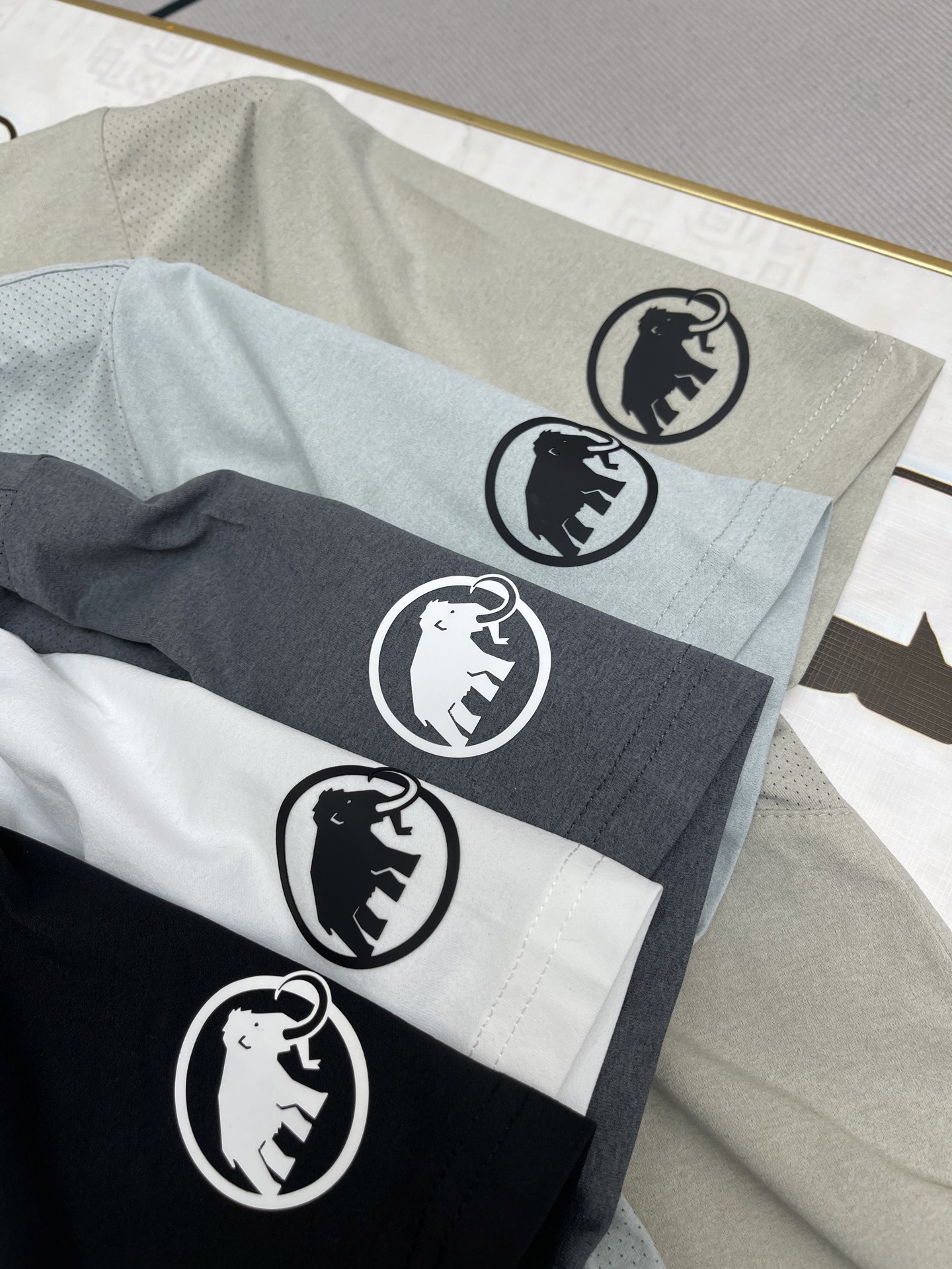 💰100
MAMMUT 猛犸象 新款男士户外休闲运动速干拼接短袖Polo衫 新款速干polo专柜同款 高端定制耗时20天定制及调色,冰感质地 ,轻薄透气性高,肩膀有激光打孔 循环🔁透气,有质感不起皱,接触皮肤丝滑冰爽 高级的像真丝触感
款式简单大方 正式中带着休闲随意的感觉,四面弹 不紧绷活动舒适
Polo领的设计穿着比较有精气神 ,立体感十足 , 袖口精细的做工细节 拿到手线下没有大几百拿不下来
喜欢高货的 闭眼入 穿搭随意高级不挑人不挑年纪
颜色:黑色 浅绿色 白色 灰色 卡其色
尺码:M-4XL
