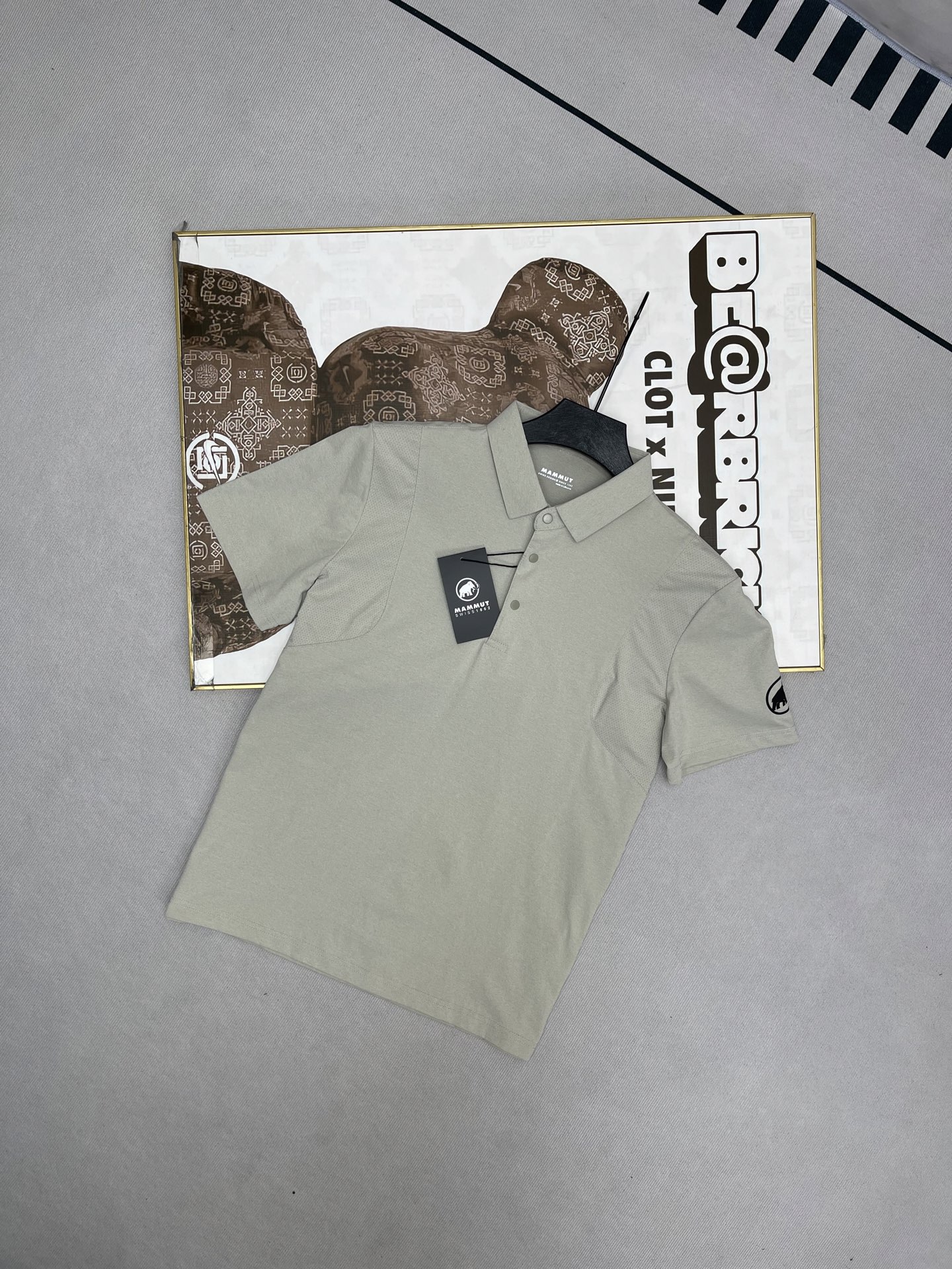 💰100
MAMMUT 猛犸象 新款男士户外休闲运动速干拼接短袖Polo衫 新款速干polo专柜同款 高端定制耗时20天定制及调色,冰感质地 ,轻薄透气性高,肩膀有激光打孔 循环🔁透气,有质感不起皱,接触皮肤丝滑冰爽 高级的像真丝触感
款式简单大方 正式中带着休闲随意的感觉,四面弹 不紧绷活动舒适
Polo领的设计穿着比较有精气神 ,立体感十足 , 袖口精细的做工细节 拿到手线下没有大几百拿不下来
喜欢高货的 闭眼入 穿搭随意高级不挑人不挑年纪
颜色:黑色 浅绿色 白色 灰色 卡其色
尺码:M-4XL