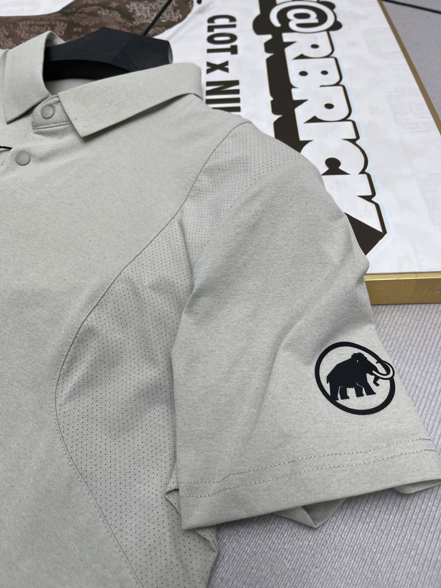 💰100
MAMMUT 猛犸象 新款男士户外休闲运动速干拼接短袖Polo衫 新款速干polo专柜同款 高端定制耗时20天定制及调色,冰感质地 ,轻薄透气性高,肩膀有激光打孔 循环🔁透气,有质感不起皱,接触皮肤丝滑冰爽 高级的像真丝触感
款式简单大方 正式中带着休闲随意的感觉,四面弹 不紧绷活动舒适
Polo领的设计穿着比较有精气神 ,立体感十足 , 袖口精细的做工细节 拿到手线下没有大几百拿不下来
喜欢高货的 闭眼入 穿搭随意高级不挑人不挑年纪
颜色:黑色 浅绿色 白色 灰色 卡其色
尺码:M-4XL