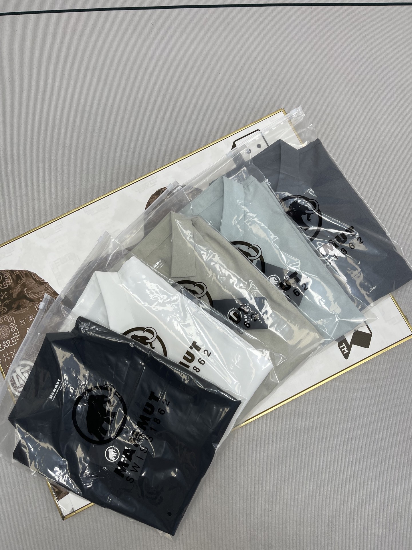 💰100
MAMMUT 猛犸象 新款男士户外休闲运动速干拼接短袖Polo衫 新款速干polo专柜同款 高端定制耗时20天定制及调色,冰感质地 ,轻薄透气性高,肩膀有激光打孔 循环🔁透气,有质感不起皱,接触皮肤丝滑冰爽 高级的像真丝触感
款式简单大方 正式中带着休闲随意的感觉,四面弹 不紧绷活动舒适
Polo领的设计穿着比较有精气神 ,立体感十足 , 袖口精细的做工细节 拿到手线下没有大几百拿不下来
喜欢高货的 闭眼入 穿搭随意高级不挑人不挑年纪
颜色:黑色 浅绿色 白色 灰色 卡其色
尺码:M-4XL