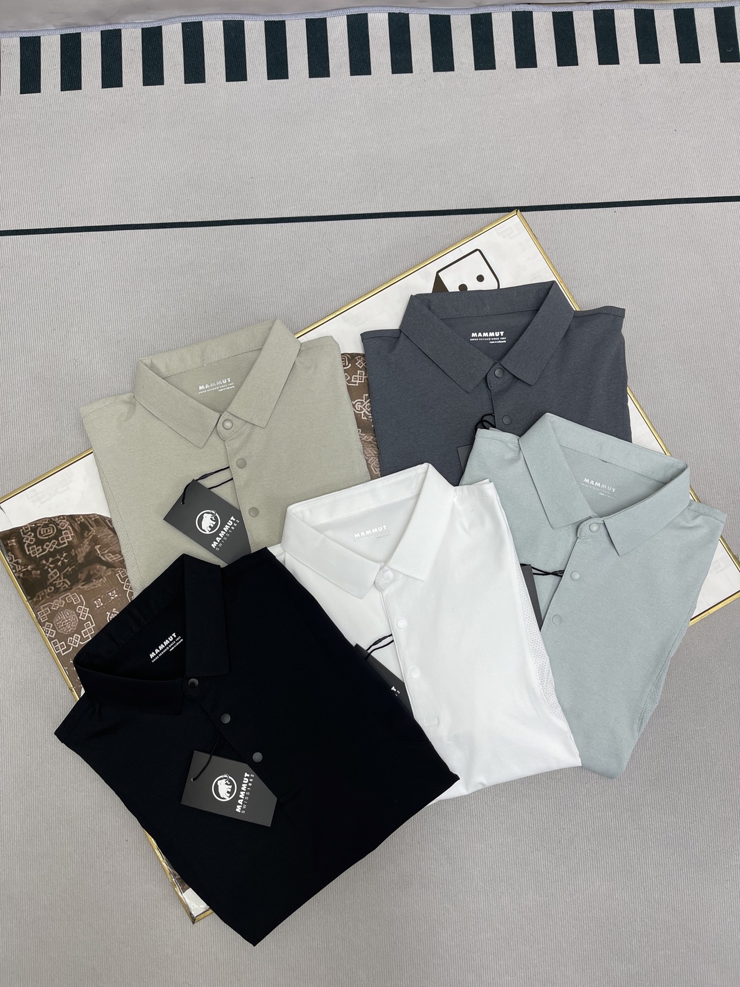 💰100
MAMMUT 猛犸象 新款男士户外休闲运动速干拼接短袖Polo衫 新款速干polo专柜同款 高端定制耗时20天定制及调色,冰感质地 ,轻薄透气性高,肩膀有激光打孔 循环🔁透气,有质感不起皱,接触皮肤丝滑冰爽 高级的像真丝触感
款式简单大方 正式中带着休闲随意的感觉,四面弹 不紧绷活动舒适
Polo领的设计穿着比较有精气神 ,立体感十足 , 袖口精细的做工细节 拿到手线下没有大几百拿不下来
喜欢高货的 闭眼入 穿搭随意高级不挑人不挑年纪
颜色:黑色 浅绿色 白色 灰色 卡其色
尺码:M-4XL