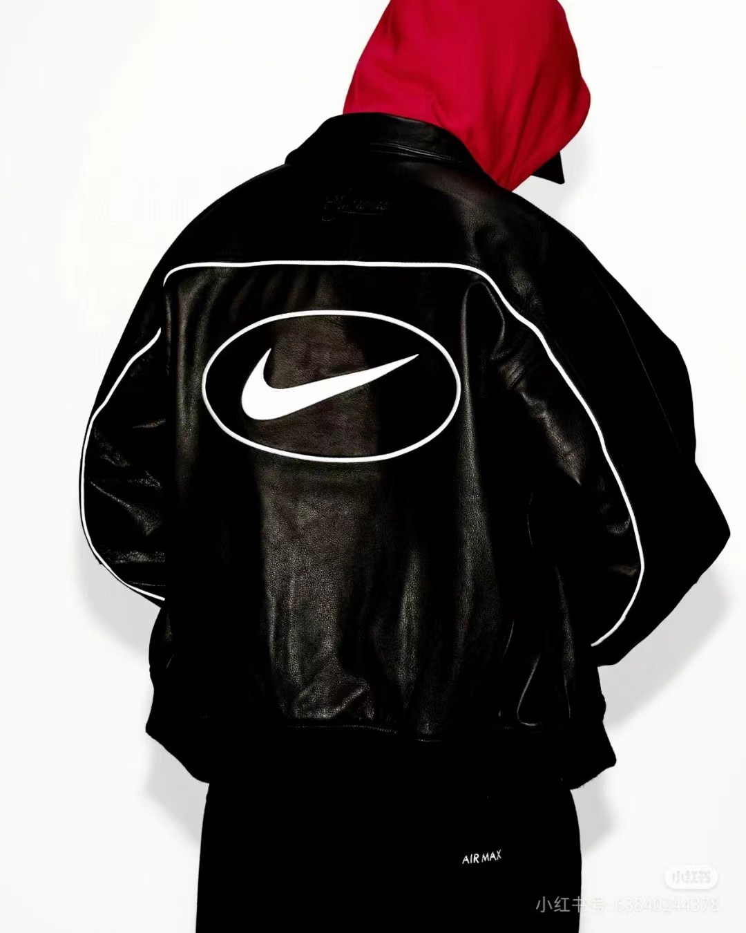 💰275
Supreme x Nike 联名款 SS25 耐克WEEK4 Leather Varsity Jacket 背面logo皮革校队夹克 男女同款
面料采用原版1：1面料，辅料原版定制内里采用‌华尔缎‌面料：具有足够的弹性和垂感，光泽感强，不易起皱。透气性良好。
颜色：黑色，白色
尺码：S-XL
          衣长      胸围      袖长
S         64        128         72
M        66        132         74
L          68        136        76.5
XL       70        140        79