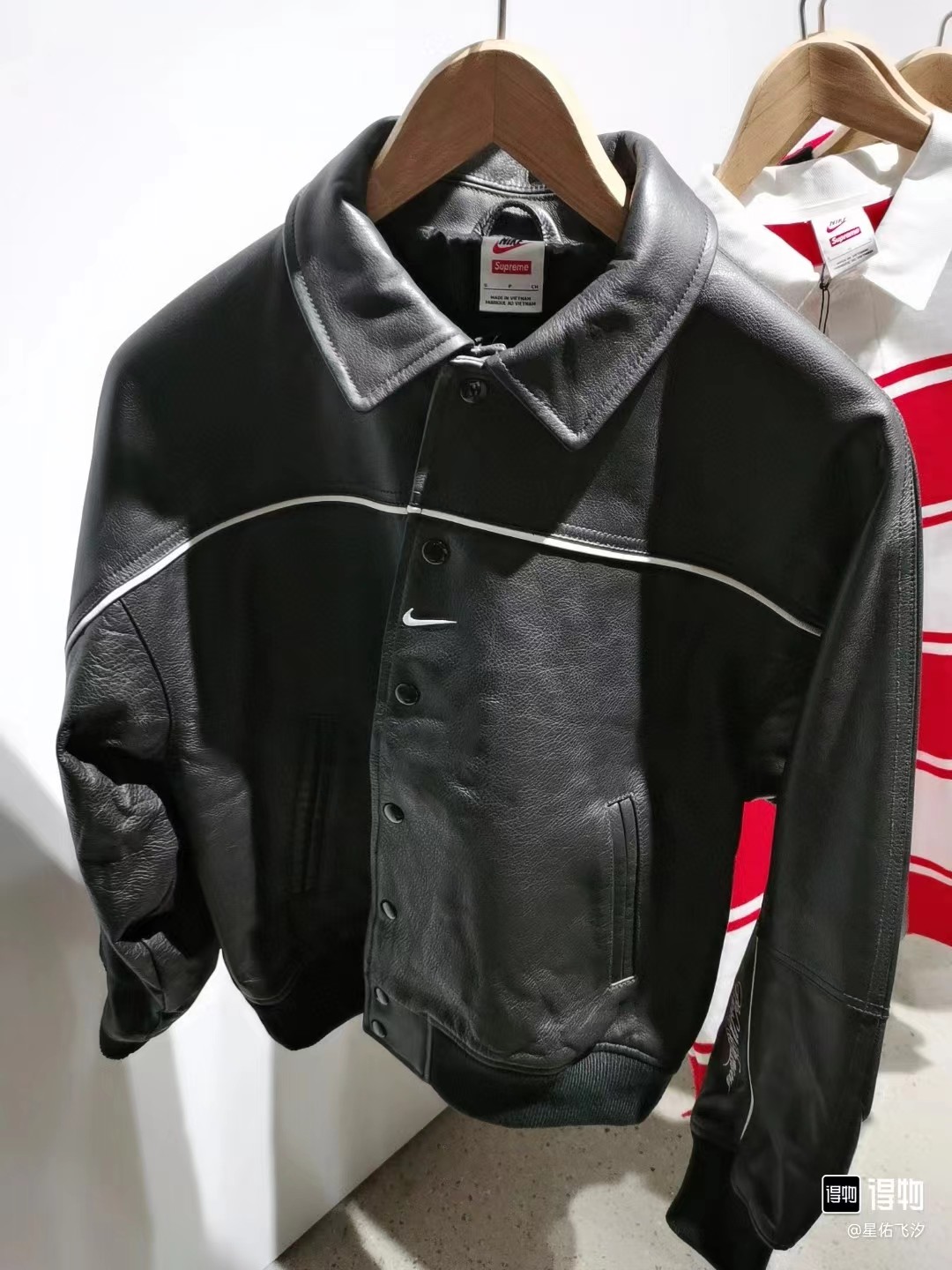 💰275
Supreme x Nike 联名款 SS25 耐克WEEK4 Leather Varsity Jacket 背面logo皮革校队夹克 男女同款
面料采用原版1：1面料，辅料原版定制内里采用‌华尔缎‌面料：具有足够的弹性和垂感，光泽感强，不易起皱。透气性良好。
颜色：黑色，白色
尺码：S-XL
          衣长      胸围      袖长
S         64        128         72
M        66        132         74
L          68        136        76.5
XL       70        140        79
