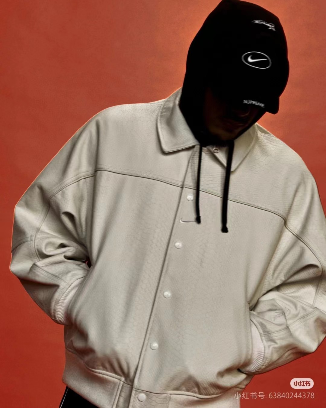 💰275
Supreme x Nike 联名款 SS25 耐克WEEK4 Leather Varsity Jacket 背面logo皮革校队夹克 男女同款
面料采用原版1：1面料，辅料原版定制内里采用‌华尔缎‌面料：具有足够的弹性和垂感，光泽感强，不易起皱。透气性良好。
颜色：黑色，白色
尺码：S-XL
          衣长      胸围      袖长
S         64        128         72
M        66        132         74
L          68        136        76.5
XL       70        140        79