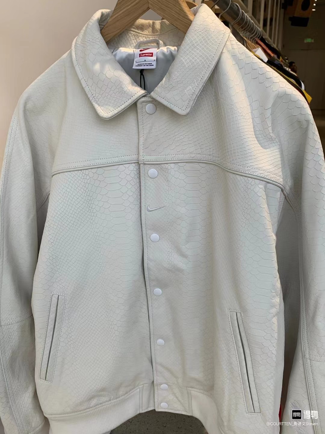 💰275
Supreme x Nike 联名款 SS25 耐克WEEK4 Leather Varsity Jacket 背面logo皮革校队夹克 男女同款
面料采用原版1：1面料，辅料原版定制内里采用‌华尔缎‌面料：具有足够的弹性和垂感，光泽感强，不易起皱。透气性良好。
颜色：黑色，白色
尺码：S-XL
          衣长      胸围      袖长
S         64        128         72
M        66        132         74
L          68        136        76.5
XL       70        140        79