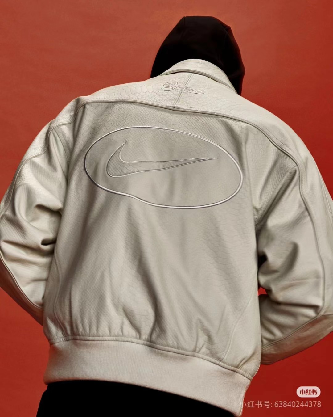 💰275
Supreme x Nike 联名款 SS25 耐克WEEK4 Leather Varsity Jacket 背面logo皮革校队夹克 男女同款
面料采用原版1：1面料，辅料原版定制内里采用‌华尔缎‌面料：具有足够的弹性和垂感，光泽感强，不易起皱。透气性良好。
颜色：黑色，白色
尺码：S-XL
          衣长      胸围      袖长
S         64        128         72
M        66        132         74
L          68        136        76.5
XL       70        140        79