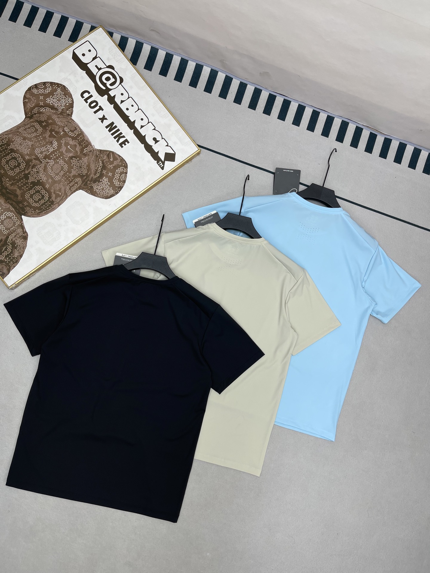 💰110蓝色无
KOLON SPORT可隆短袖男士拉链口袋吸湿速干T恤透湿夏季打底上衣
登山、健身、日常通勤装,合身不紧身,宽松不松垮,纤秾合度,舒适不勒!恰如其分的科学立体剪裁,实打实的不挑人,强悍的给力实穿性,决对值得你为之心服!!左胸前的LOGO上的标识,既增长品牌辨识度又增长耐洗不掉性!既证实了品牌身份,也为耐穿打下了根底!在细节上还是很到位!拉链处品牌立体LOGO不轻易掉的设计是很好的一个小细节,是一款反单回购率超高的爆款!面料弹力,亲肤舒适!两个字:绝了 !
颜色 : 黑色 蓝色 卡其色
尺码 : M-3XL
