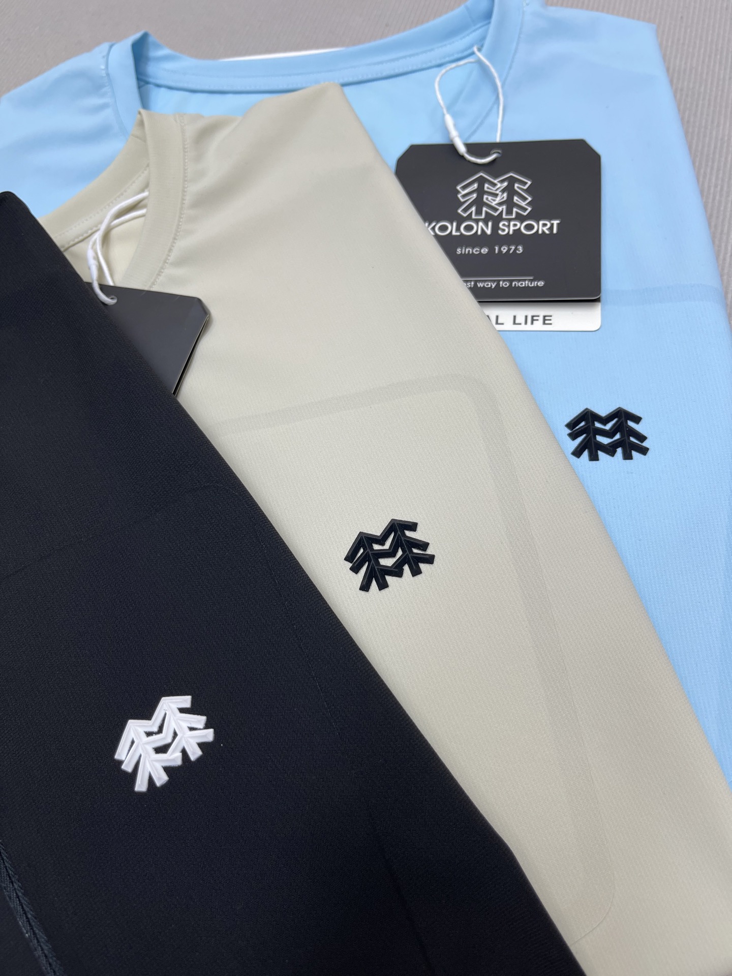 💰110蓝色无
KOLON SPORT可隆短袖男士拉链口袋吸湿速干T恤透湿夏季打底上衣
登山、健身、日常通勤装,合身不紧身,宽松不松垮,纤秾合度,舒适不勒!恰如其分的科学立体剪裁,实打实的不挑人,强悍的给力实穿性,决对值得你为之心服!!左胸前的LOGO上的标识,既增长品牌辨识度又增长耐洗不掉性!既证实了品牌身份,也为耐穿打下了根底!在细节上还是很到位!拉链处品牌立体LOGO不轻易掉的设计是很好的一个小细节,是一款反单回购率超高的爆款!面料弹力,亲肤舒适!两个字:绝了 !
颜色 : 黑色 蓝色 卡其色
尺码 : M-3XL