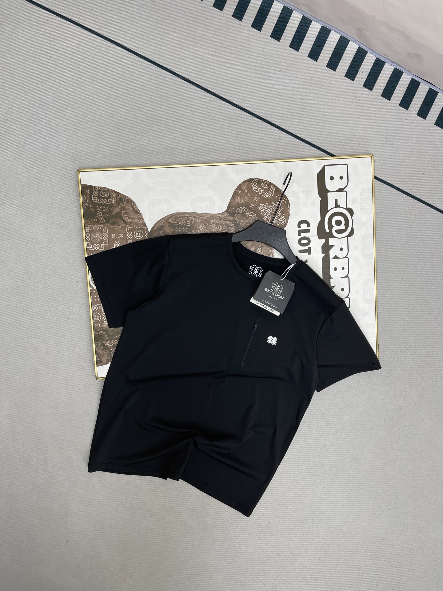 💰110蓝色无
KOLON SPORT可隆短袖男士拉链口袋吸湿速干T恤透湿夏季打底上衣
登山、健身、日常通勤装,合身不紧身,宽松不松垮,纤秾合度,舒适不勒!恰如其分的科学立体剪裁,实打实的不挑人,强悍的给力实穿性,决对值得你为之心服!!左胸前的LOGO上的标识,既增长品牌辨识度又增长耐洗不掉性!既证实了品牌身份,也为耐穿打下了根底!在细节上还是很到位!拉链处品牌立体LOGO不轻易掉的设计是很好的一个小细节,是一款反单回购率超高的爆款!面料弹力,亲肤舒适!两个字:绝了 !
颜色 : 黑色 蓝色 卡其色
尺码 : M-3XL