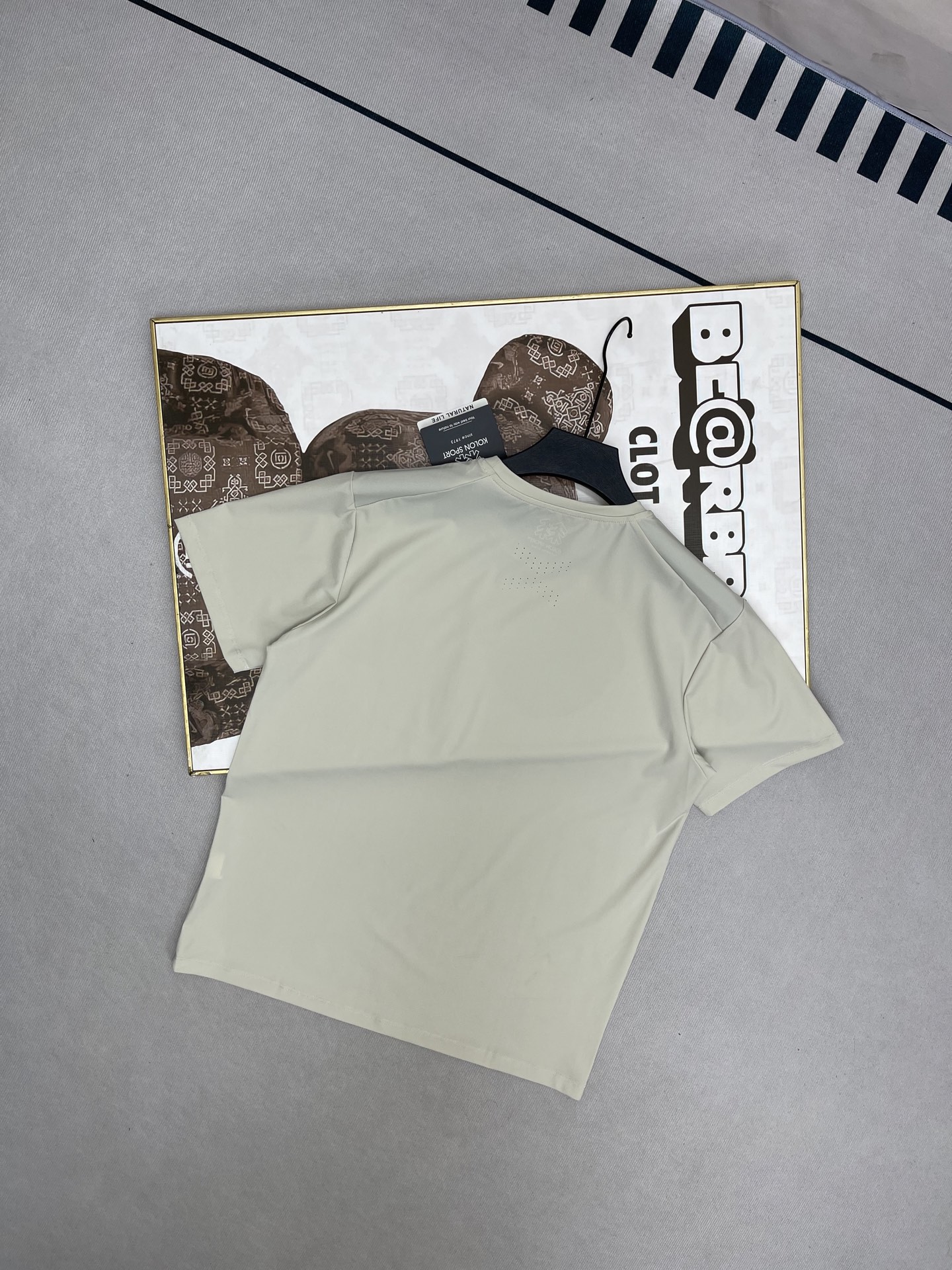 💰110蓝色无
KOLON SPORT可隆短袖男士拉链口袋吸湿速干T恤透湿夏季打底上衣
登山、健身、日常通勤装,合身不紧身,宽松不松垮,纤秾合度,舒适不勒!恰如其分的科学立体剪裁,实打实的不挑人,强悍的给力实穿性,决对值得你为之心服!!左胸前的LOGO上的标识,既增长品牌辨识度又增长耐洗不掉性!既证实了品牌身份,也为耐穿打下了根底!在细节上还是很到位!拉链处品牌立体LOGO不轻易掉的设计是很好的一个小细节,是一款反单回购率超高的爆款!面料弹力,亲肤舒适!两个字:绝了 !
颜色 : 黑色 蓝色 卡其色
尺码 : M-3XL