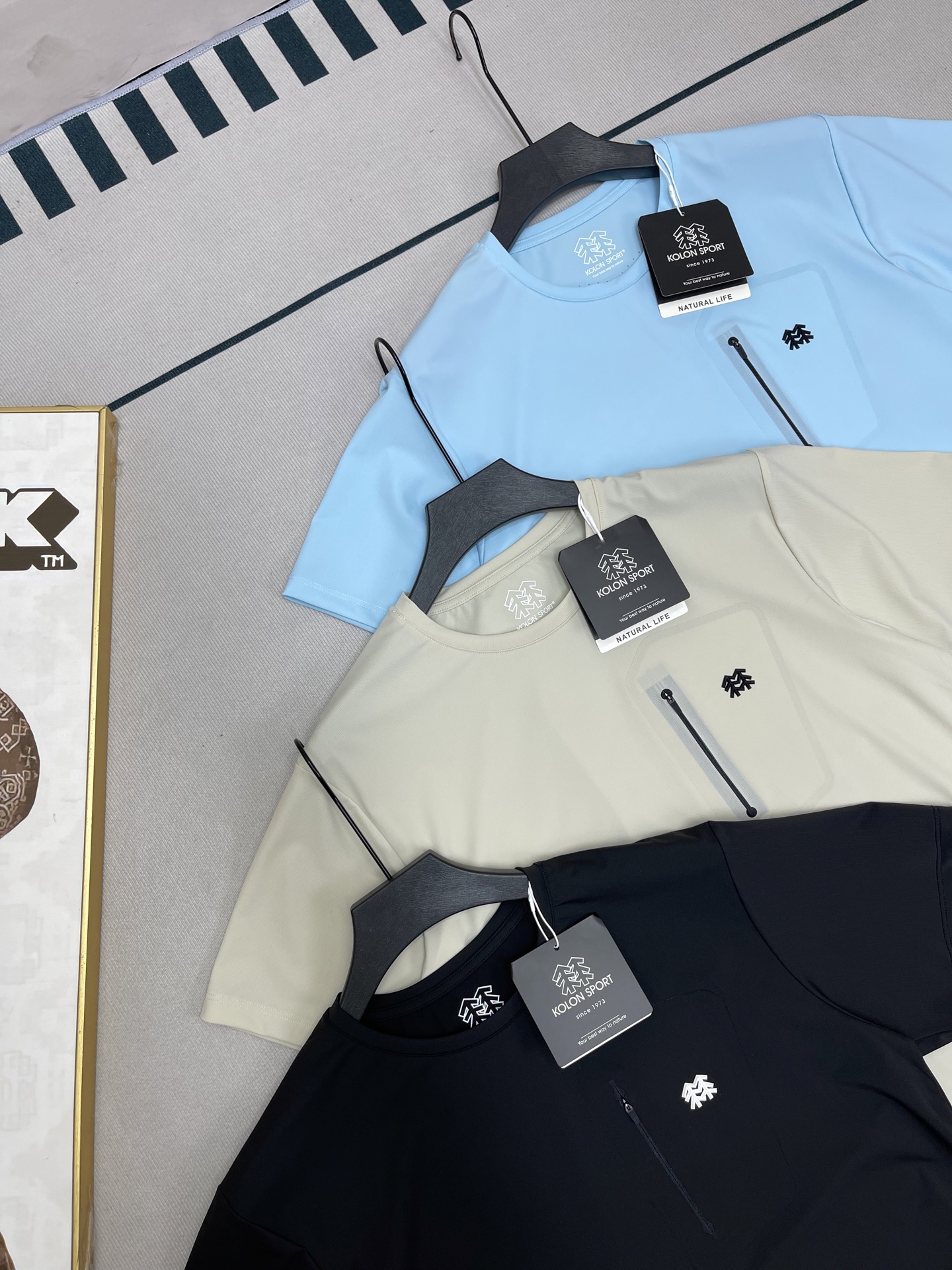 💰110蓝色无
KOLON SPORT可隆短袖男士拉链口袋吸湿速干T恤透湿夏季打底上衣
登山、健身、日常通勤装,合身不紧身,宽松不松垮,纤秾合度,舒适不勒!恰如其分的科学立体剪裁,实打实的不挑人,强悍的给力实穿性,决对值得你为之心服!!左胸前的LOGO上的标识,既增长品牌辨识度又增长耐洗不掉性!既证实了品牌身份,也为耐穿打下了根底!在细节上还是很到位!拉链处品牌立体LOGO不轻易掉的设计是很好的一个小细节,是一款反单回购率超高的爆款!面料弹力,亲肤舒适!两个字:绝了 !
颜色 : 黑色 蓝色 卡其色
尺码 : M-3XL