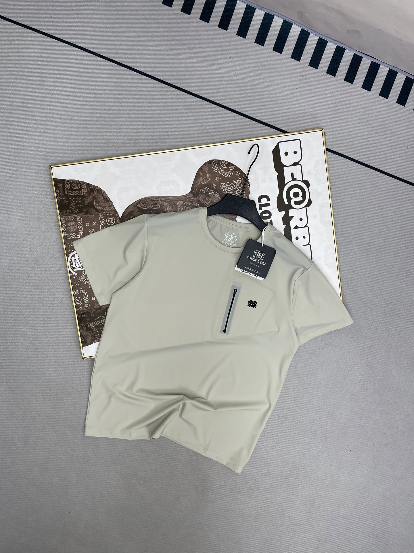 💰110蓝色无
KOLON SPORT可隆短袖男士拉链口袋吸湿速干T恤透湿夏季打底上衣
登山、健身、日常通勤装,合身不紧身,宽松不松垮,纤秾合度,舒适不勒!恰如其分的科学立体剪裁,实打实的不挑人,强悍的给力实穿性,决对值得你为之心服!!左胸前的LOGO上的标识,既增长品牌辨识度又增长耐洗不掉性!既证实了品牌身份,也为耐穿打下了根底!在细节上还是很到位!拉链处品牌立体LOGO不轻易掉的设计是很好的一个小细节,是一款反单回购率超高的爆款!面料弹力,亲肤舒适!两个字:绝了 !
颜色 : 黑色 蓝色 卡其色
尺码 : M-3XL