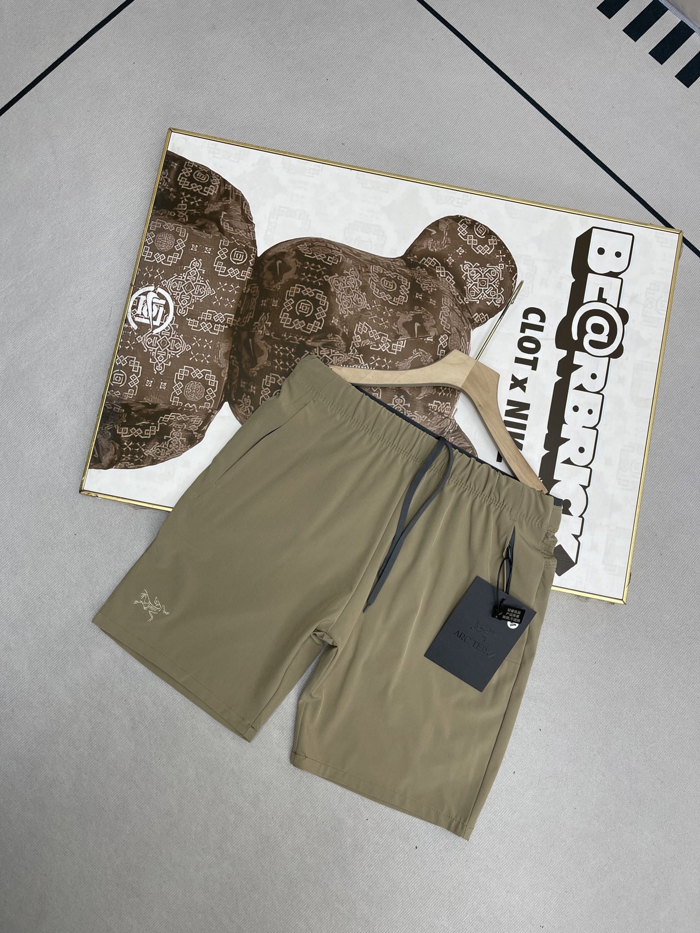 💰100
ARC'TERYX始祖鸟 刺绣logo KRAGG COTTON SHORT 男子 休闲短裤
透气一绝:采用高性能透气面料,即使在高强度攀岩或夏日徒步时,也能迅速排出湿气,保持清爽,不会有那种黏腻感。
直筒设计:活动自如,没有束缚感,专为攀岩等户外运动设计。立体裁剪符合人体工学,做大幅度动作也毫无压力。
同款品质:虽说是平替,但做工和细节完全不含糊。缝线紧密牢固,面料耐磨抗造,口袋设计合理,方便放随身小物件。
无论是攀岩、徒步还是日常出街,这条短裤都能轻松拿捏。预算有限又想拥有同款体验的兄弟,冲就完事儿
颜色:黑色 卡其色 米色 灰色 绿色
尺码:M-4XL
M L XL 2XL 3XL 4XL
裤长 45 46 47 48 49 50
腰围 68 72 76 80 84 88
臀围 102 106 110 114 118 122
脚口 25.2 26 26.8 27.6 28.4 29.2