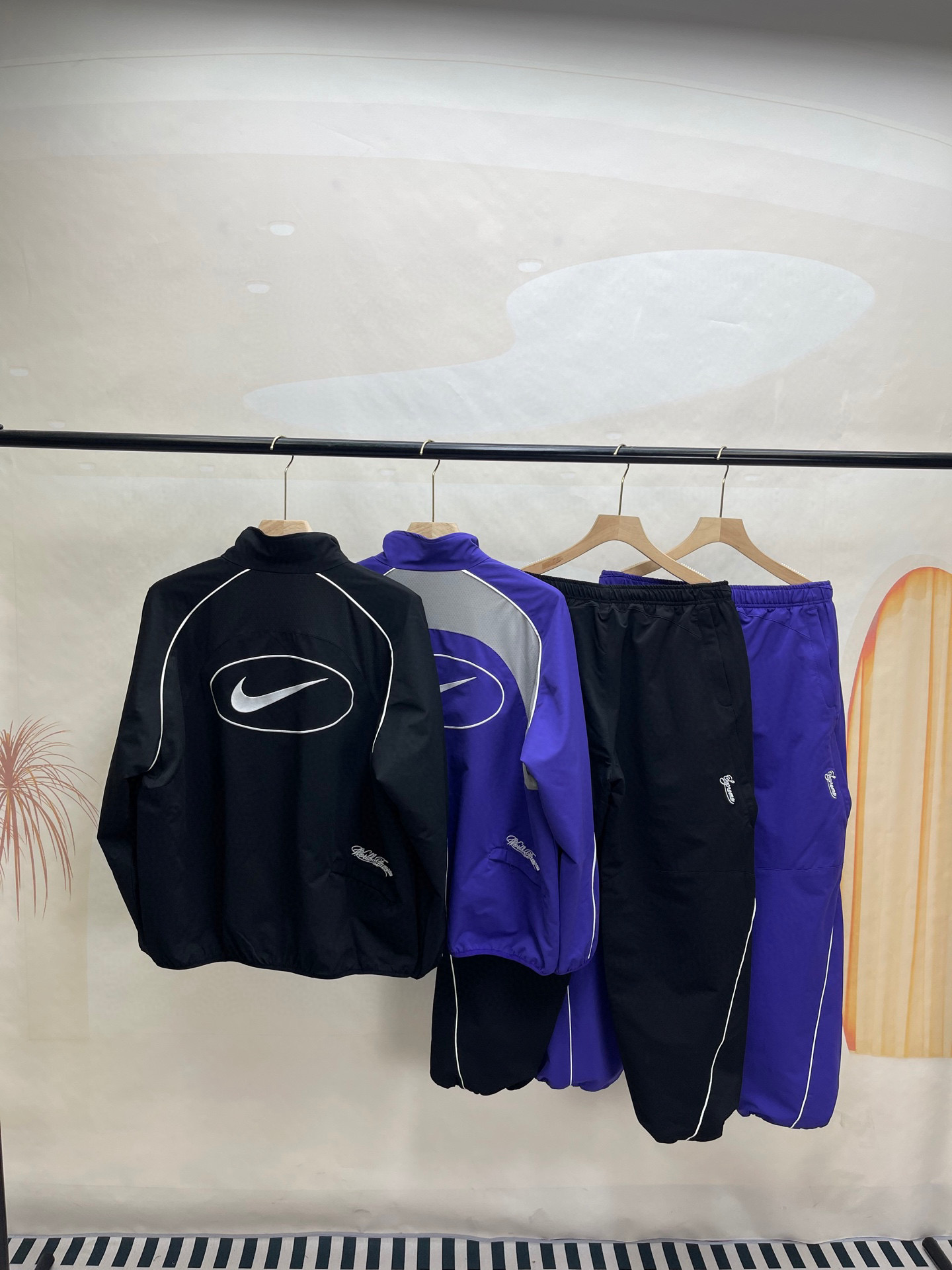 同图不同版，冲🐮货，随意对比 外套💰276裤子💰266Supreme x Nike 联名款 SS25 WEEK4 Track Jacket 袖口刺绣logo拉链开合夹克外套 男女同款
原版1：1定做定制辅料三标齐
颜色：黑色
衣服尺码:S-XL 
          衣长      胸围      肩宽     袖长    
S        67         137         51.8      77.5   
M      69          141         53         79
L        71           145        54.2     80.5
XL     73           149       55.4      81.5
裤子尺码：S-XL 
            裤长       腰围      臀围      
S          99           74         112
M         101          78         116
L          103          82         120
XL       105          86         124