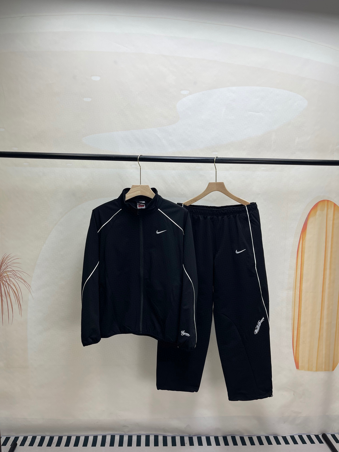 同图不同版，冲🐮货，随意对比 外套💰276裤子💰266Supreme x Nike 联名款 SS25 WEEK4 Track Jacket 袖口刺绣logo拉链开合夹克外套 男女同款
原版1：1定做定制辅料三标齐
颜色：黑色
衣服尺码:S-XL 
          衣长      胸围      肩宽     袖长    
S        67         137         51.8      77.5   
M      69          141         53         79
L        71           145        54.2     80.5
XL     73           149       55.4      81.5
裤子尺码：S-XL 
            裤长       腰围      臀围      
S          99           74         112
M         101          78         116
L          103          82         120
XL       105          86         124