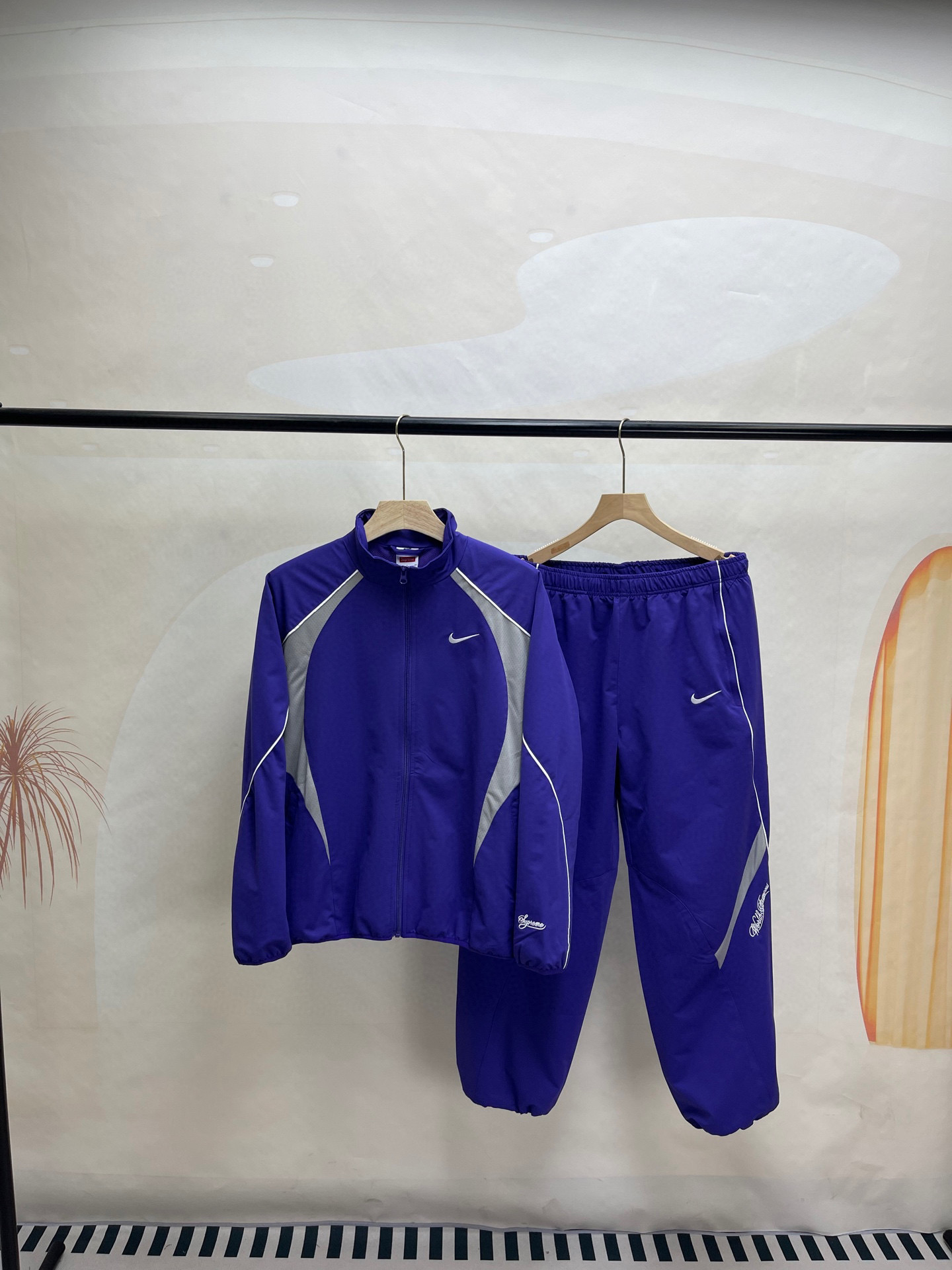 同图不同版，冲🐮货，随意对比 外套💰276裤子💰266Supreme x Nike 联名款 SS25 WEEK4 Track Jacket 袖口刺绣logo拉链开合夹克外套 男女同款
原版1：1定做定制辅料三标齐
颜色：黑色
衣服尺码:S-XL 
          衣长      胸围      肩宽     袖长    
S        67         137         51.8      77.5   
M      69          141         53         79
L        71           145        54.2     80.5
XL     73           149       55.4      81.5
裤子尺码：S-XL 
            裤长       腰围      臀围      
S          99           74         112
M         101          78         116
L          103          82         120
XL       105          86         124