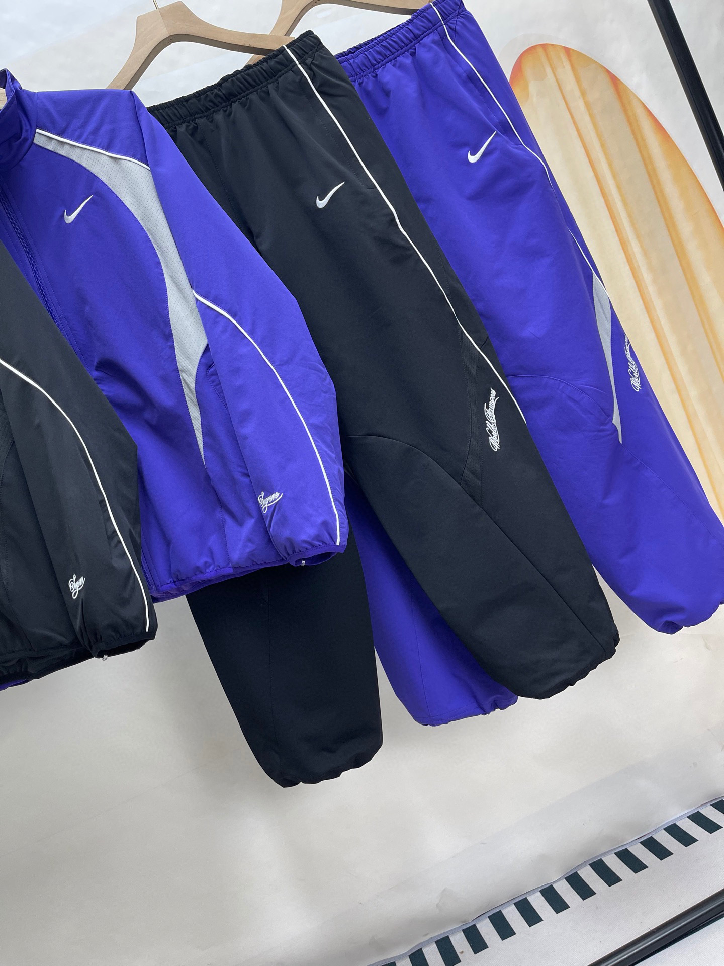 同图不同版，冲🐮货，随意对比 外套💰276裤子💰266Supreme x Nike 联名款 SS25 WEEK4 Track Jacket 袖口刺绣logo拉链开合夹克外套 男女同款
原版1：1定做定制辅料三标齐
颜色：黑色
衣服尺码:S-XL 
          衣长      胸围      肩宽     袖长    
S        67         137         51.8      77.5   
M      69          141         53         79
L        71           145        54.2     80.5
XL     73           149       55.4      81.5
裤子尺码：S-XL 
            裤长       腰围      臀围      
S          99           74         112
M         101          78         116
L          103          82         120
XL       105          86         124