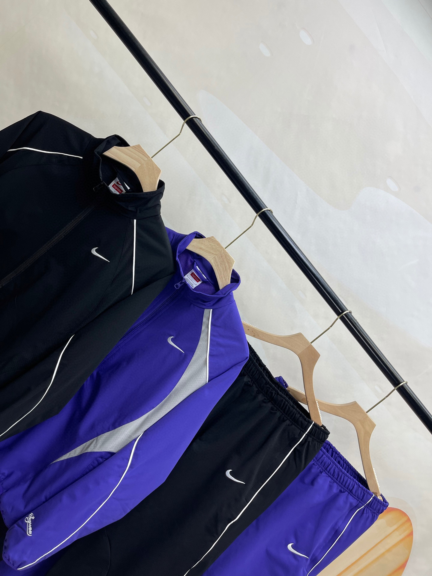 同图不同版，冲🐮货，随意对比 外套💰276裤子💰266Supreme x Nike 联名款 SS25 WEEK4 Track Jacket 袖口刺绣logo拉链开合夹克外套 男女同款
原版1：1定做定制辅料三标齐
颜色：黑色
衣服尺码:S-XL 
          衣长      胸围      肩宽     袖长    
S        67         137         51.8      77.5   
M      69          141         53         79
L        71           145        54.2     80.5
XL     73           149       55.4      81.5
裤子尺码：S-XL 
            裤长       腰围      臀围      
S          99           74         112
M         101          78         116
L          103          82         120
XL       105          86         124