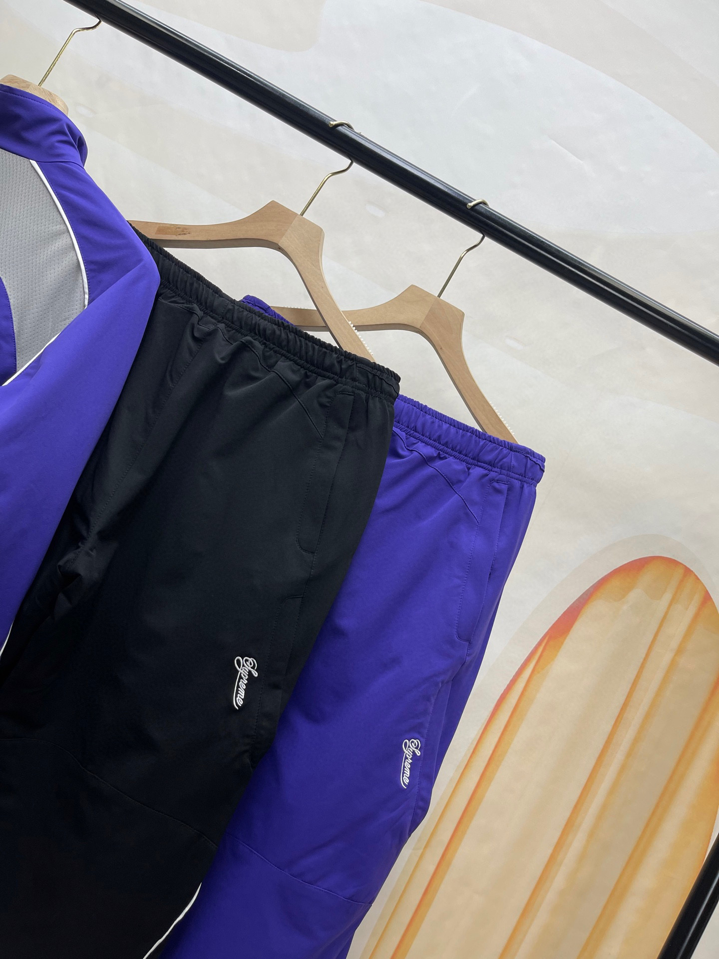 同图不同版，冲🐮货，随意对比 外套💰276裤子💰266Supreme x Nike 联名款 SS25 WEEK4 Track Jacket 袖口刺绣logo拉链开合夹克外套 男女同款
原版1：1定做定制辅料三标齐
颜色：黑色
衣服尺码:S-XL 
          衣长      胸围      肩宽     袖长    
S        67         137         51.8      77.5   
M      69          141         53         79
L        71           145        54.2     80.5
XL     73           149       55.4      81.5
裤子尺码：S-XL 
            裤长       腰围      臀围      
S          99           74         112
M         101          78         116
L          103          82         120
XL       105          86         124