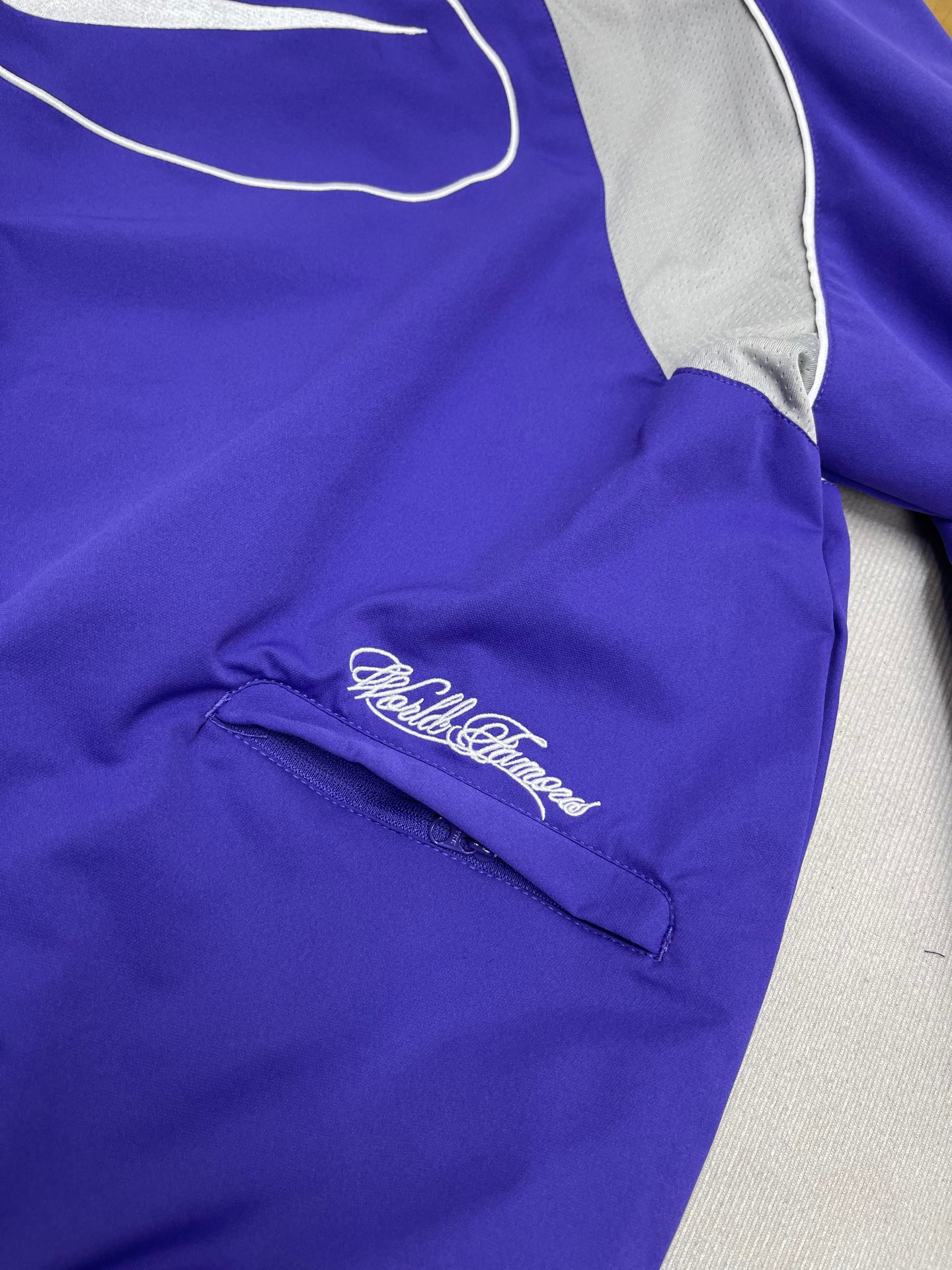 同图不同版，冲🐮货，随意对比 外套💰276裤子💰266Supreme x Nike 联名款 SS25 WEEK4 Track Jacket 袖口刺绣logo拉链开合夹克外套 男女同款
原版1：1定做定制辅料三标齐
颜色：黑色
衣服尺码:S-XL 
          衣长      胸围      肩宽     袖长    
S        67         137         51.8      77.5   
M      69          141         53         79
L        71           145        54.2     80.5
XL     73           149       55.4      81.5
裤子尺码：S-XL 
            裤长       腰围      臀围      
S          99           74         112
M         101          78         116
L          103          82         120
XL       105          86         124