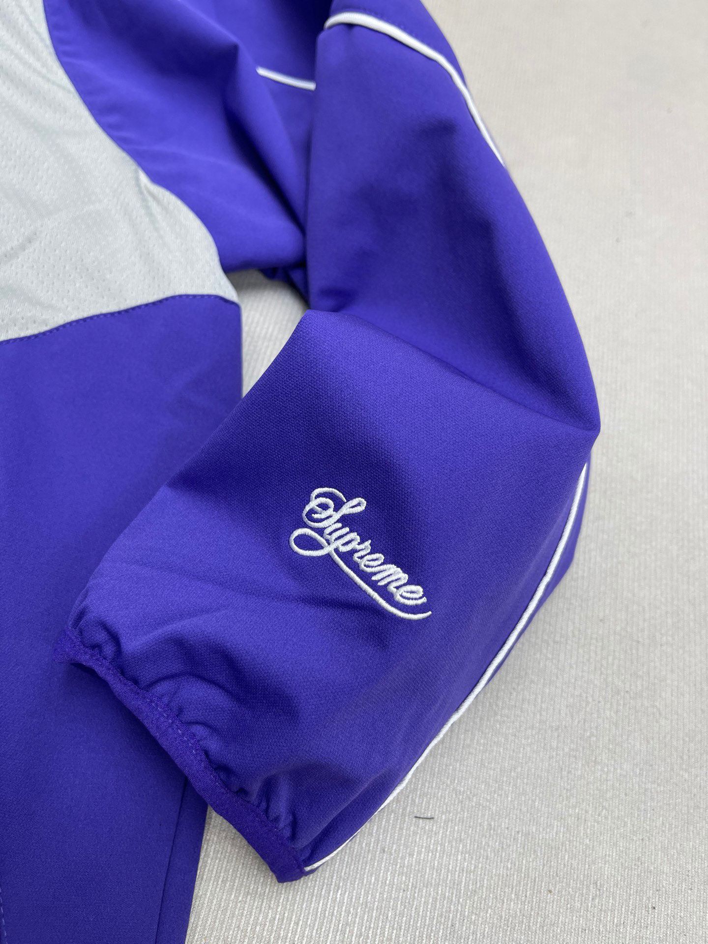 同图不同版，冲🐮货，随意对比 外套💰276裤子💰266Supreme x Nike 联名款 SS25 WEEK4 Track Jacket 袖口刺绣logo拉链开合夹克外套 男女同款
原版1：1定做定制辅料三标齐
颜色：黑色
衣服尺码:S-XL 
          衣长      胸围      肩宽     袖长    
S        67         137         51.8      77.5   
M      69          141         53         79
L        71           145        54.2     80.5
XL     73           149       55.4      81.5
裤子尺码：S-XL 
            裤长       腰围      臀围      
S          99           74         112
M         101          78         116
L          103          82         120
XL       105          86         124
