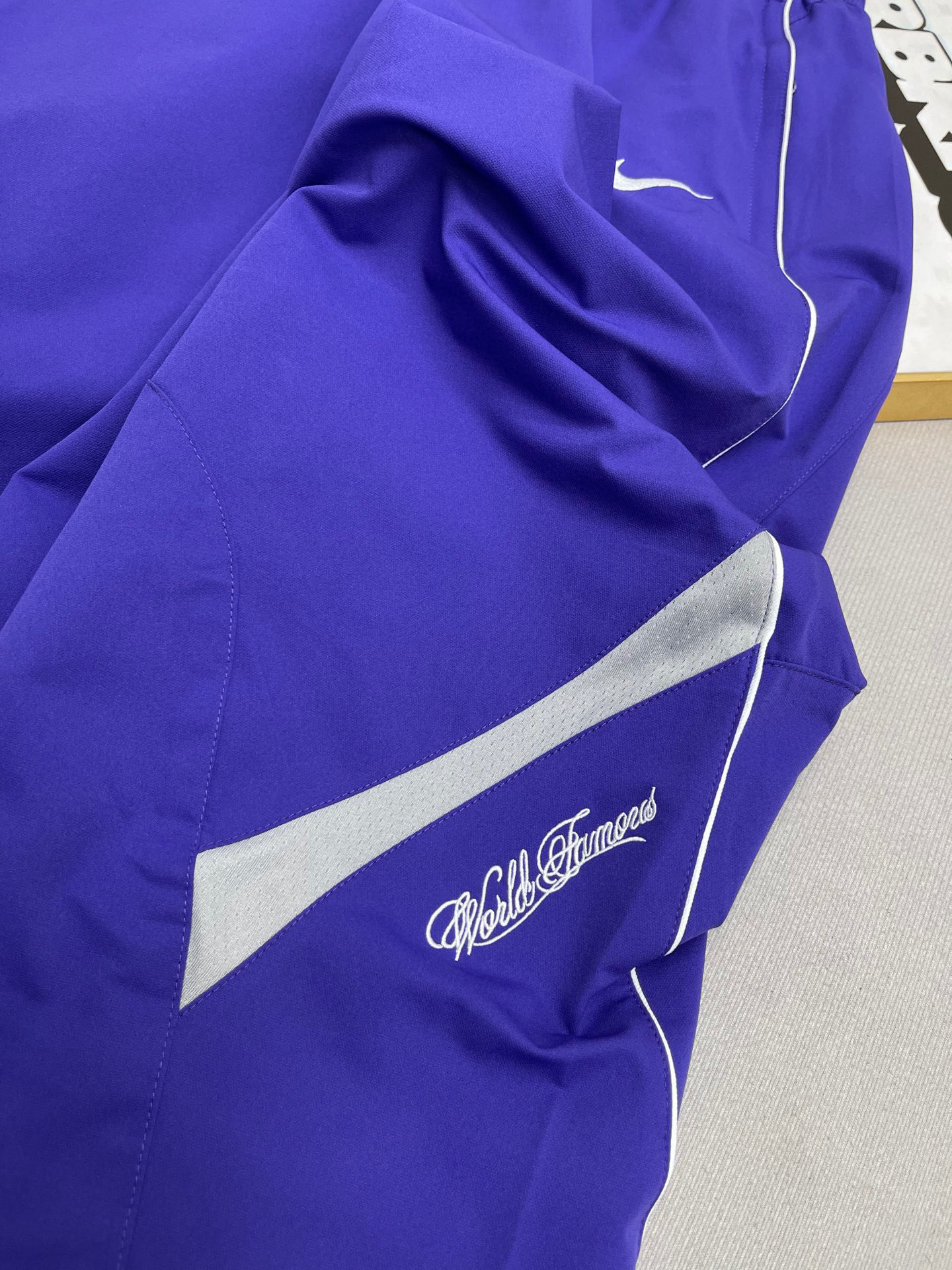 同图不同版，冲🐮货，随意对比 外套💰276裤子💰266Supreme x Nike 联名款 SS25 WEEK4 Track Jacket 袖口刺绣logo拉链开合夹克外套 男女同款
原版1：1定做定制辅料三标齐
颜色：黑色
衣服尺码:S-XL 
          衣长      胸围      肩宽     袖长    
S        67         137         51.8      77.5   
M      69          141         53         79
L        71           145        54.2     80.5
XL     73           149       55.4      81.5
裤子尺码：S-XL 
            裤长       腰围      臀围      
S          99           74         112
M         101          78         116
L          103          82         120
XL       105          86         124