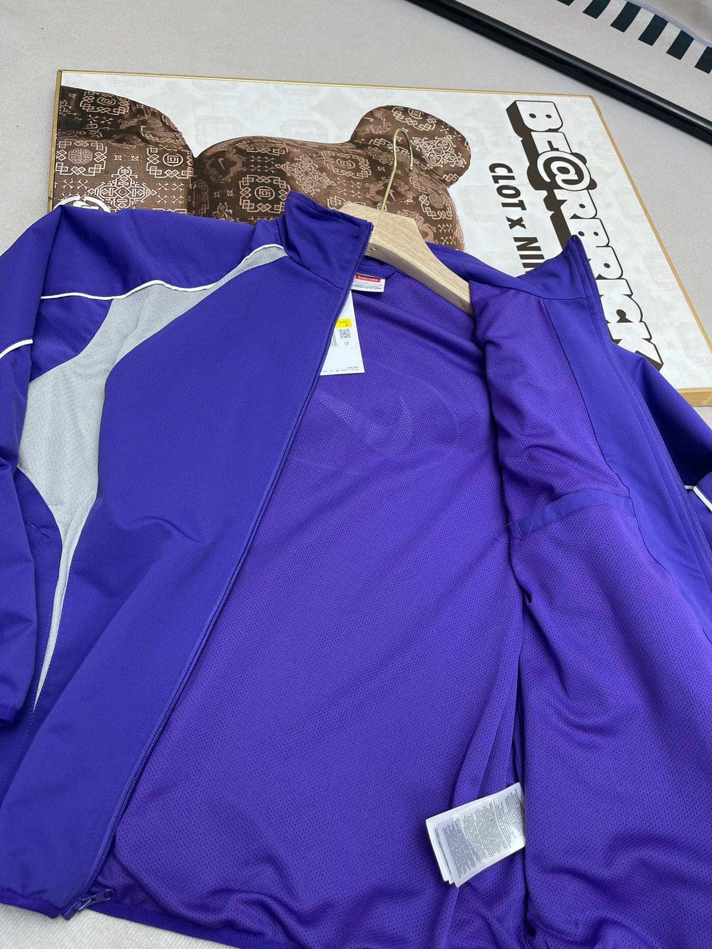 同图不同版，冲🐮货，随意对比 外套💰276裤子💰266Supreme x Nike 联名款 SS25 WEEK4 Track Jacket 袖口刺绣logo拉链开合夹克外套 男女同款
原版1：1定做定制辅料三标齐
颜色：黑色
衣服尺码:S-XL 
          衣长      胸围      肩宽     袖长    
S        67         137         51.8      77.5   
M      69          141         53         79
L        71           145        54.2     80.5
XL     73           149       55.4      81.5
裤子尺码：S-XL 
            裤长       腰围      臀围      
S          99           74         112
M         101          78         116
L          103          82         120
XL       105          86         124