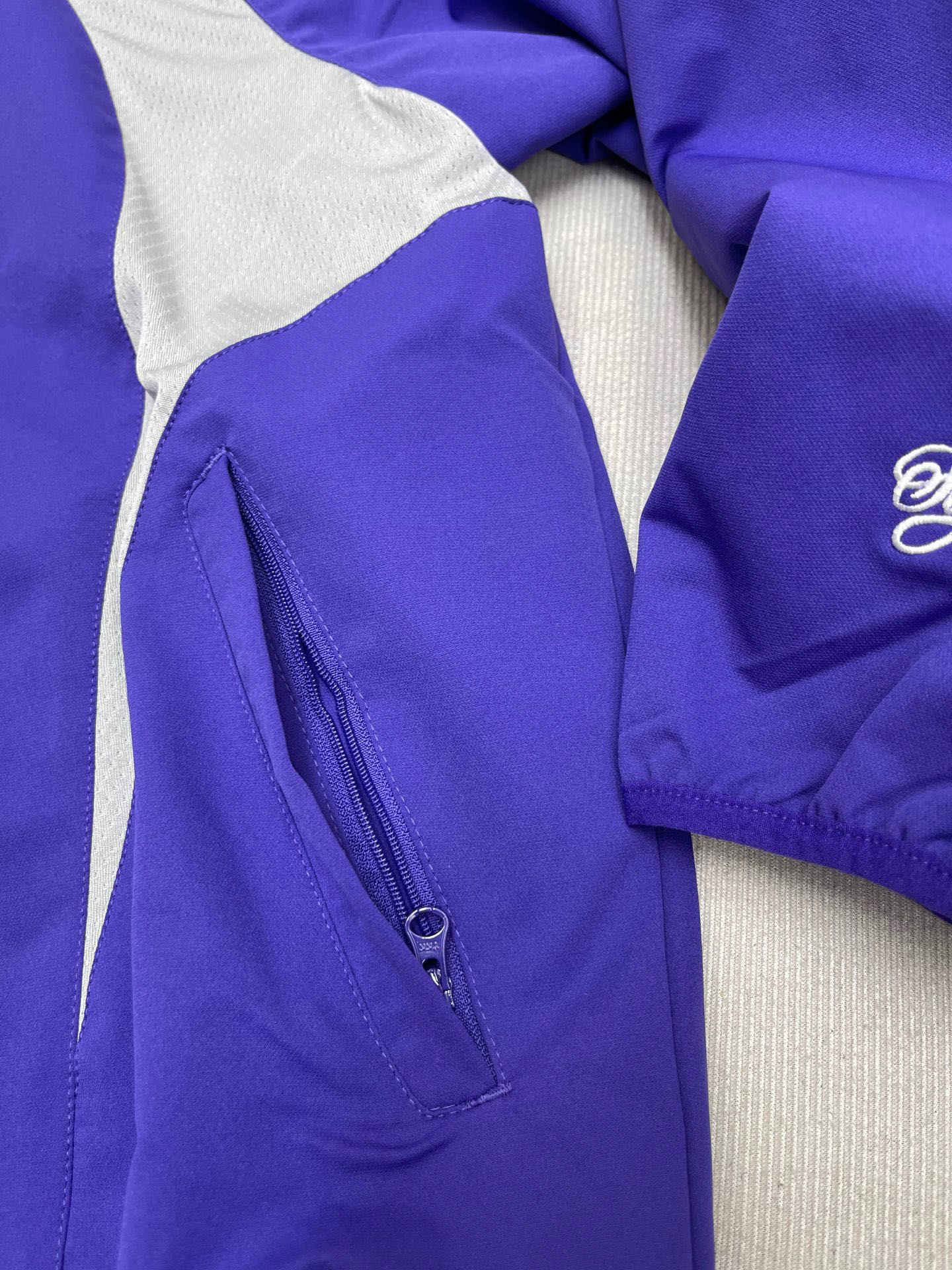 同图不同版，冲🐮货，随意对比 外套💰276裤子💰266Supreme x Nike 联名款 SS25 WEEK4 Track Jacket 袖口刺绣logo拉链开合夹克外套 男女同款
原版1：1定做定制辅料三标齐
颜色：黑色
衣服尺码:S-XL 
          衣长      胸围      肩宽     袖长    
S        67         137         51.8      77.5   
M      69          141         53         79
L        71           145        54.2     80.5
XL     73           149       55.4      81.5
裤子尺码：S-XL 
            裤长       腰围      臀围      
S          99           74         112
M         101          78         116
L          103          82         120
XL       105          86         124