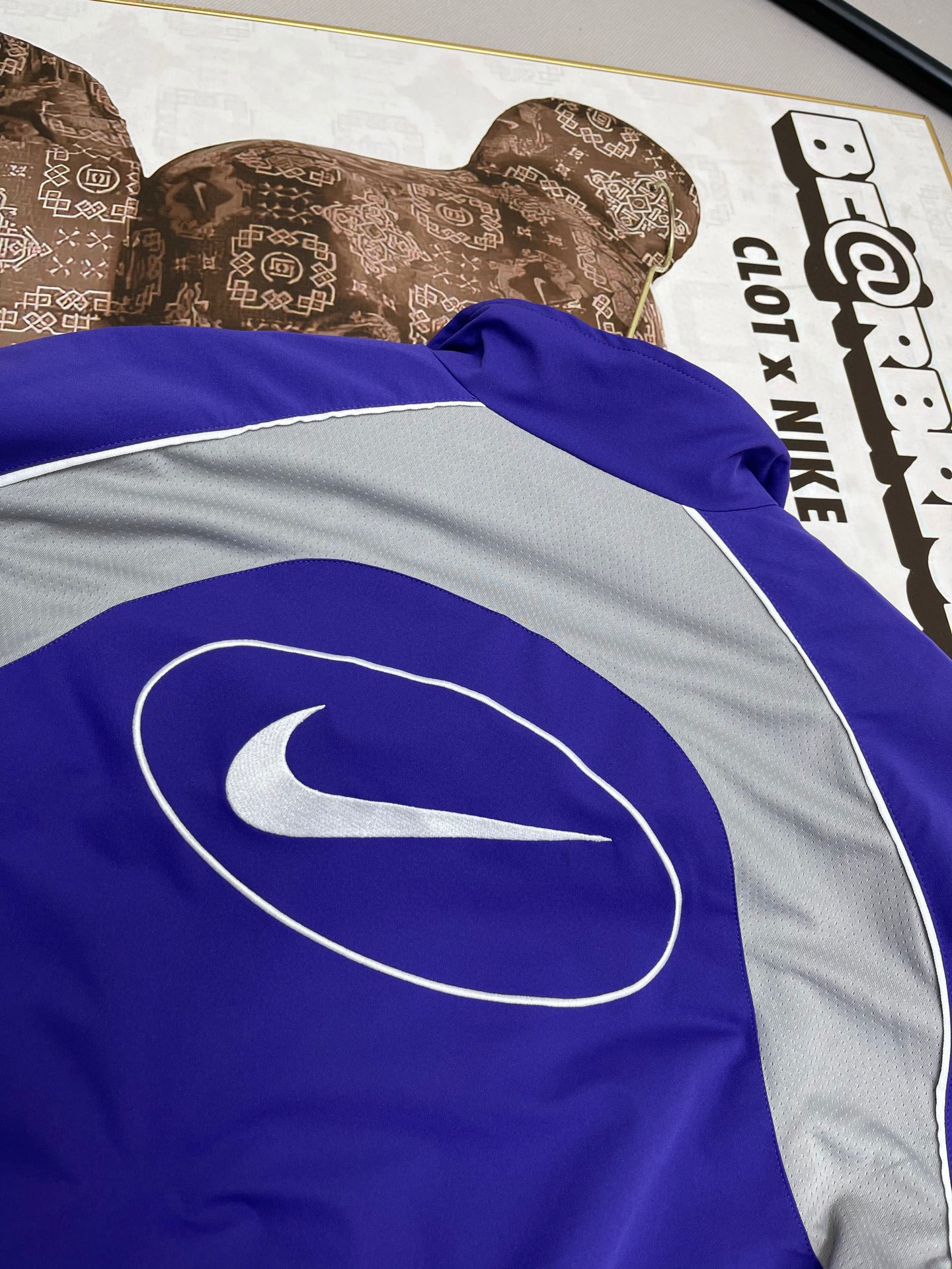 同图不同版，冲🐮货，随意对比 外套💰276裤子💰266Supreme x Nike 联名款 SS25 WEEK4 Track Jacket 袖口刺绣logo拉链开合夹克外套 男女同款
原版1：1定做定制辅料三标齐
颜色：黑色
衣服尺码:S-XL 
          衣长      胸围      肩宽     袖长    
S        67         137         51.8      77.5   
M      69          141         53         79
L        71           145        54.2     80.5
XL     73           149       55.4      81.5
裤子尺码：S-XL 
            裤长       腰围      臀围      
S          99           74         112
M         101          78         116
L          103          82         120
XL       105          86         124