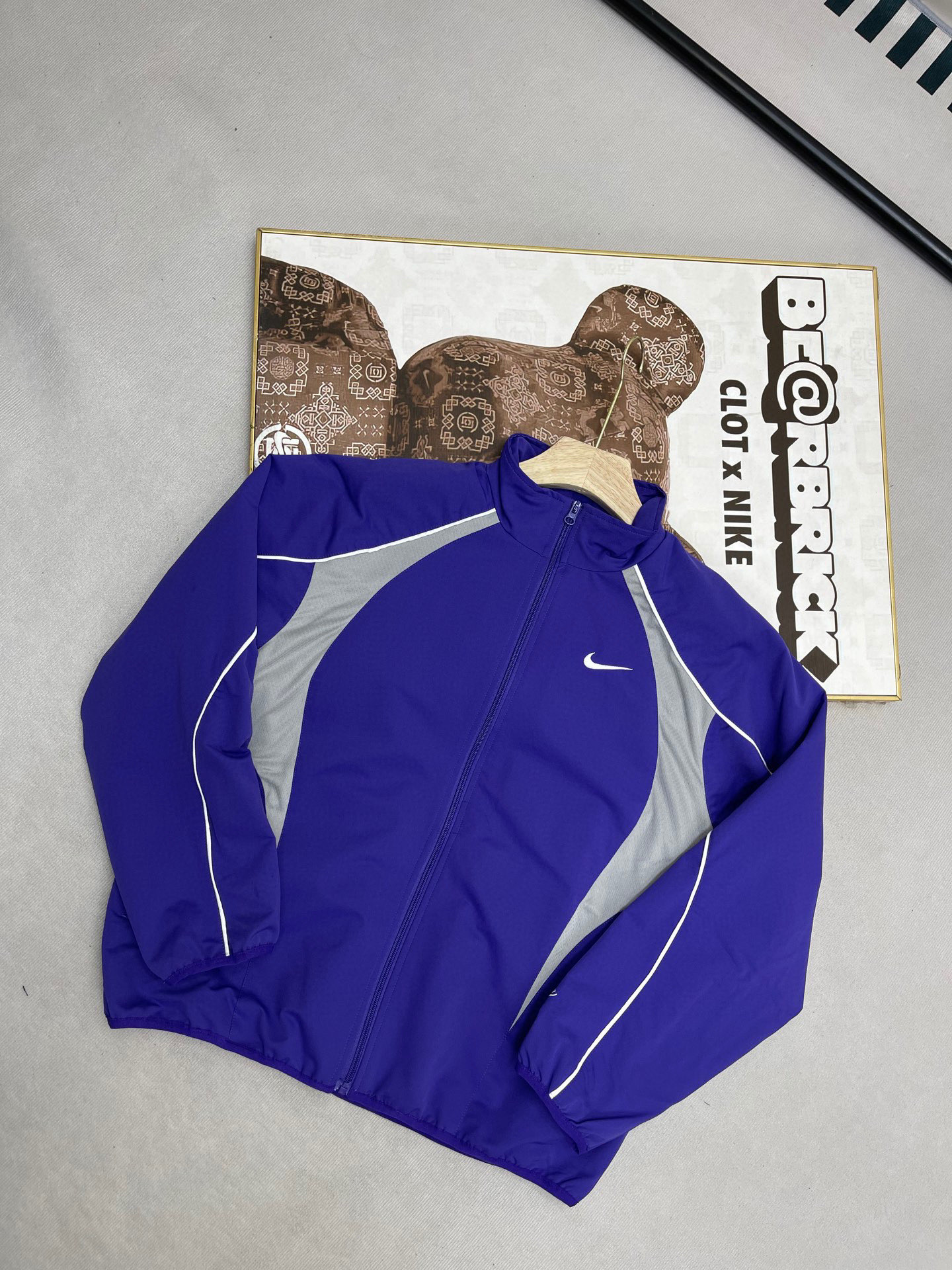 同图不同版，冲🐮货，随意对比 外套💰276裤子💰266Supreme x Nike 联名款 SS25 WEEK4 Track Jacket 袖口刺绣logo拉链开合夹克外套 男女同款
原版1：1定做定制辅料三标齐
颜色：黑色
衣服尺码:S-XL 
          衣长      胸围      肩宽     袖长    
S        67         137         51.8      77.5   
M      69          141         53         79
L        71           145        54.2     80.5
XL     73           149       55.4      81.5
裤子尺码：S-XL 
            裤长       腰围      臀围      
S          99           74         112
M         101          78         116
L          103          82         120
XL       105          86         124