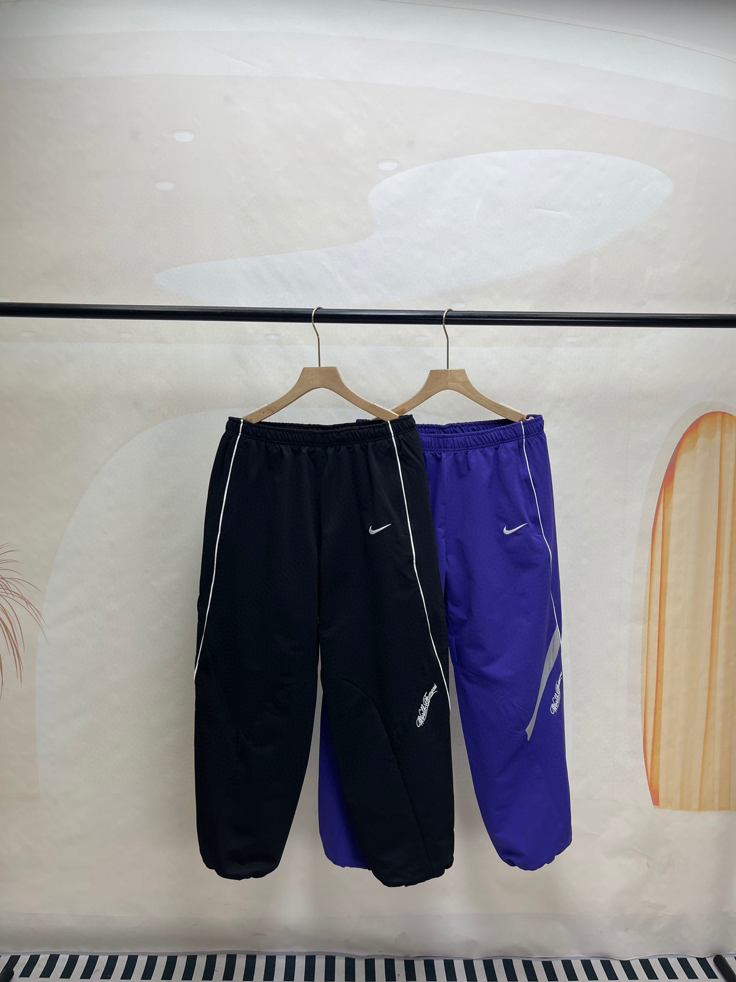 同图不同版，冲🐮货，随意对比 外套💰276裤子💰266Supreme x Nike 联名款 SS25 WEEK4 Track Jacket 袖口刺绣logo拉链开合夹克外套 男女同款
原版1：1定做定制辅料三标齐
颜色：黑色
衣服尺码:S-XL 
          衣长      胸围      肩宽     袖长    
S        67         137         51.8      77.5   
M      69          141         53         79
L        71           145        54.2     80.5
XL     73           149       55.4      81.5
裤子尺码：S-XL 
            裤长       腰围      臀围      
S          99           74         112
M         101          78         116
L          103          82         120
XL       105          86         124