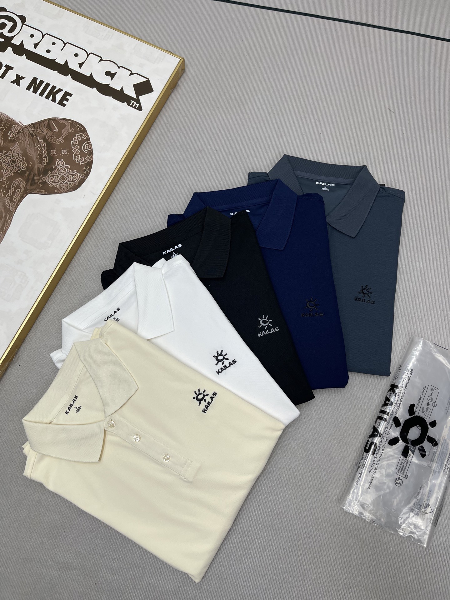 💰200
KAILAS/凯乐石男士通勤百搭纯色刺绣logo休闲长袖男款Polo衫

早秋户外新款男款弹力运动户外休闲打底衫长袖，秋季运动最值得推荐的好物！锦纶拉绒面料，德芙版丝滑的感受！
正面经典logo，不显繁琐，3D立体logo，采用进口绣花机精心绣制

上身真的很帅！送人自留都很有面子！此款面料质感轻盈弹力，并具有专业吸湿排汗性能 ，运动后能快速吸收体表汗液，减少汗湿黏腻 ，肩袖式立体裁剪工艺，提升活动性及运动感 ！品牌高级质感从根本上区别于市面普通货！弹力又是可圈可点，柔软舒适回弹性满分！上身超级无敌棒！没有束缚感，轻松自在！
ACTIVE人体工程学运动剪裁，运动剪裁带来的舒适性以及关节的灵活性是别的产品给不到的体验！上身逼格腔调再次提升一个档次！立体修身，符合轮廓包覆性，上身效果很棒！

颜色：黑色  白色 米黄色 蓝色 深灰
尺码：M-3XL