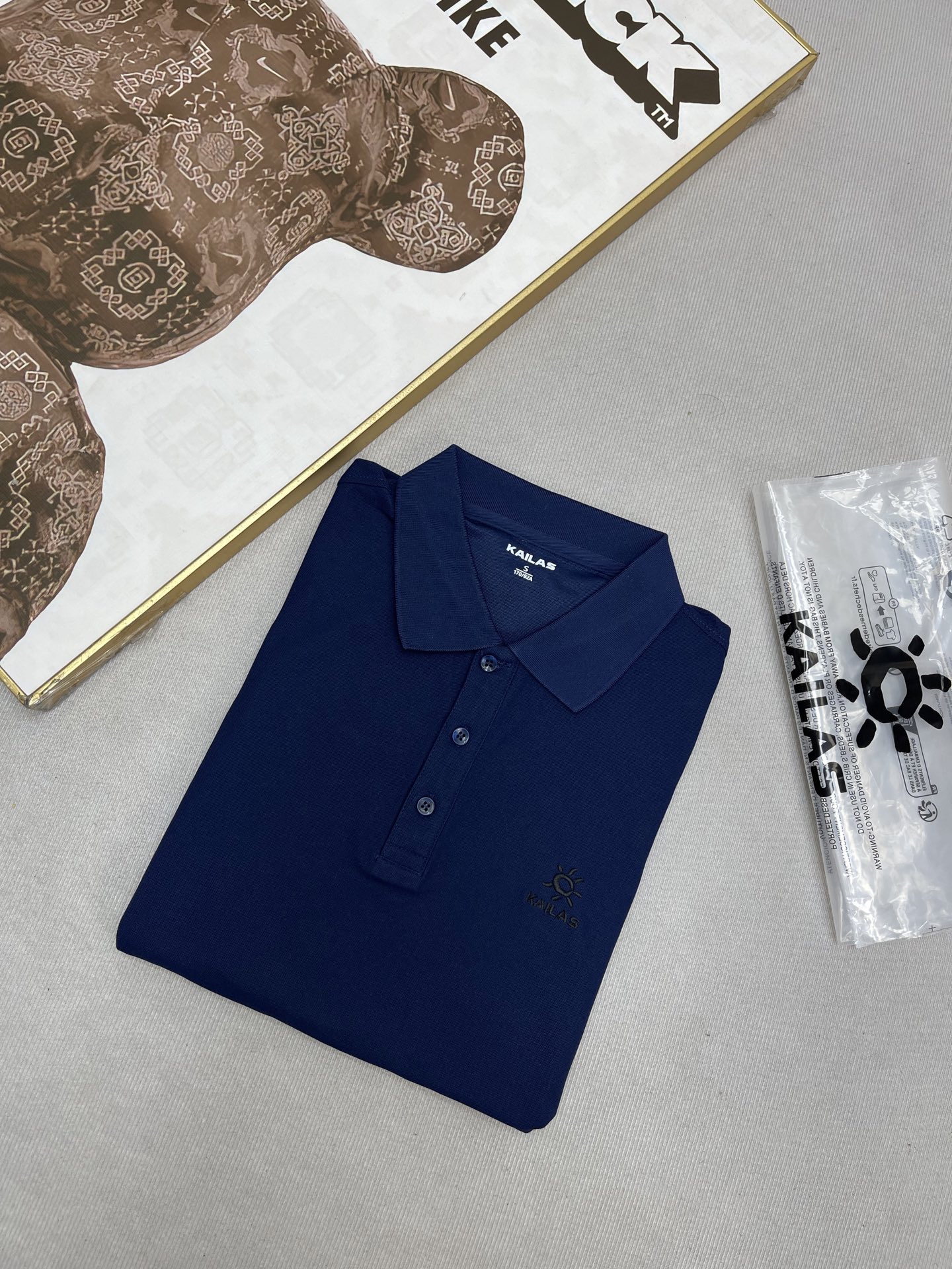 💰200
KAILAS/凯乐石男士通勤百搭纯色刺绣logo休闲长袖男款Polo衫
早秋户外新款男款弹力运动户外休闲打底衫长袖,秋季运动最值得推荐的好物!锦纶拉绒面料,德芙版丝滑的感受!
正面经典logo,不显繁琐,3D立体logo,采用进口绣花机精心绣制
上身真的很帅!送人自留都很有面子!此款面料质感轻盈弹力,并具有专业吸湿排汗性能 ,运动后能快速吸收体表汗液,减少汗湿黏腻 ,肩袖式立体裁剪工艺,提升活动性及运动感 !品牌高级质感从根本上区别于市面普通货!弹力又是可圈可点,柔软舒适回弹性满分!上身超级无敌棒!没有束缚感,轻松自在!
ACTIVE人体工程学运动剪裁,运动剪裁带来的舒适性以及关节的灵活性是别的产品给不到的体验!上身逼格腔调再次提升一个档次!立体修身,符合轮廓包覆性,上身效果很棒!
颜色:黑色 白色 米黄色 蓝色 深灰
尺码:M-3XL