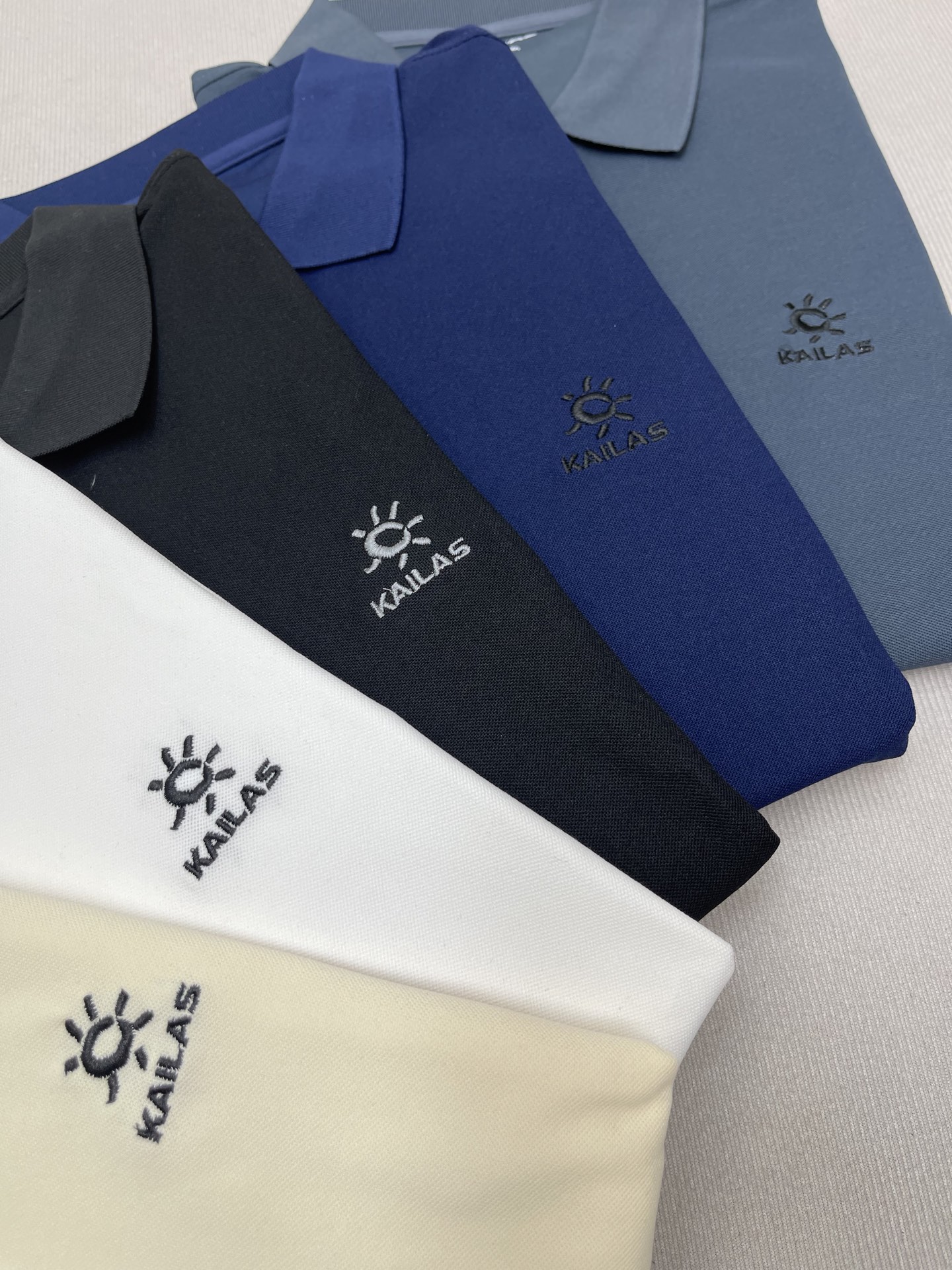 💰200
KAILAS/凯乐石男士通勤百搭纯色刺绣logo休闲长袖男款Polo衫
早秋户外新款男款弹力运动户外休闲打底衫长袖,秋季运动最值得推荐的好物!锦纶拉绒面料,德芙版丝滑的感受!
正面经典logo,不显繁琐,3D立体logo,采用进口绣花机精心绣制
上身真的很帅!送人自留都很有面子!此款面料质感轻盈弹力,并具有专业吸湿排汗性能 ,运动后能快速吸收体表汗液,减少汗湿黏腻 ,肩袖式立体裁剪工艺,提升活动性及运动感 !品牌高级质感从根本上区别于市面普通货!弹力又是可圈可点,柔软舒适回弹性满分!上身超级无敌棒!没有束缚感,轻松自在!
ACTIVE人体工程学运动剪裁,运动剪裁带来的舒适性以及关节的灵活性是别的产品给不到的体验!上身逼格腔调再次提升一个档次!立体修身,符合轮廓包覆性,上身效果很棒!
颜色:黑色 白色 米黄色 蓝色 深灰
尺码:M-3XL