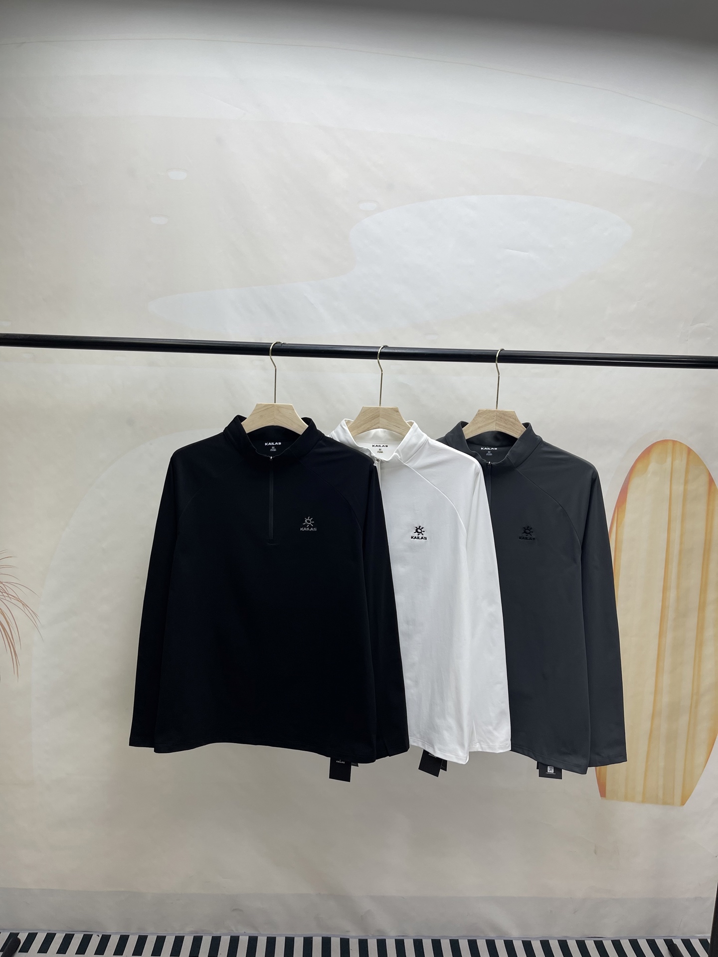 💰210
KAILAS/凯乐石户外登山打底半开上衣 弹力运动内搭户外休闲中厚半拉链打底衫长袖 吸湿排汗

官网同步！锦纶面料，德芙版丝滑的感受！面料质感轻盈弹力，并具有专业吸湿排汗性能 。胸口刺秀logo经典的logo装饰胸前，简单不挑人穿，谁穿谁好看。穿上它运动后能快速吸收体表汗液，减少汗湿黏腻 ，肩袖式立体裁剪工艺，提升活动性及运动感 ，品牌高级质感从根本上区别于市面普通货！

弹力又是可圈可点，柔软舒适回弹性满分！上身超级无敌棒！没有束缚感，轻松自在！
颜色：黑色  白色 深灰色
尺码：S-2XL