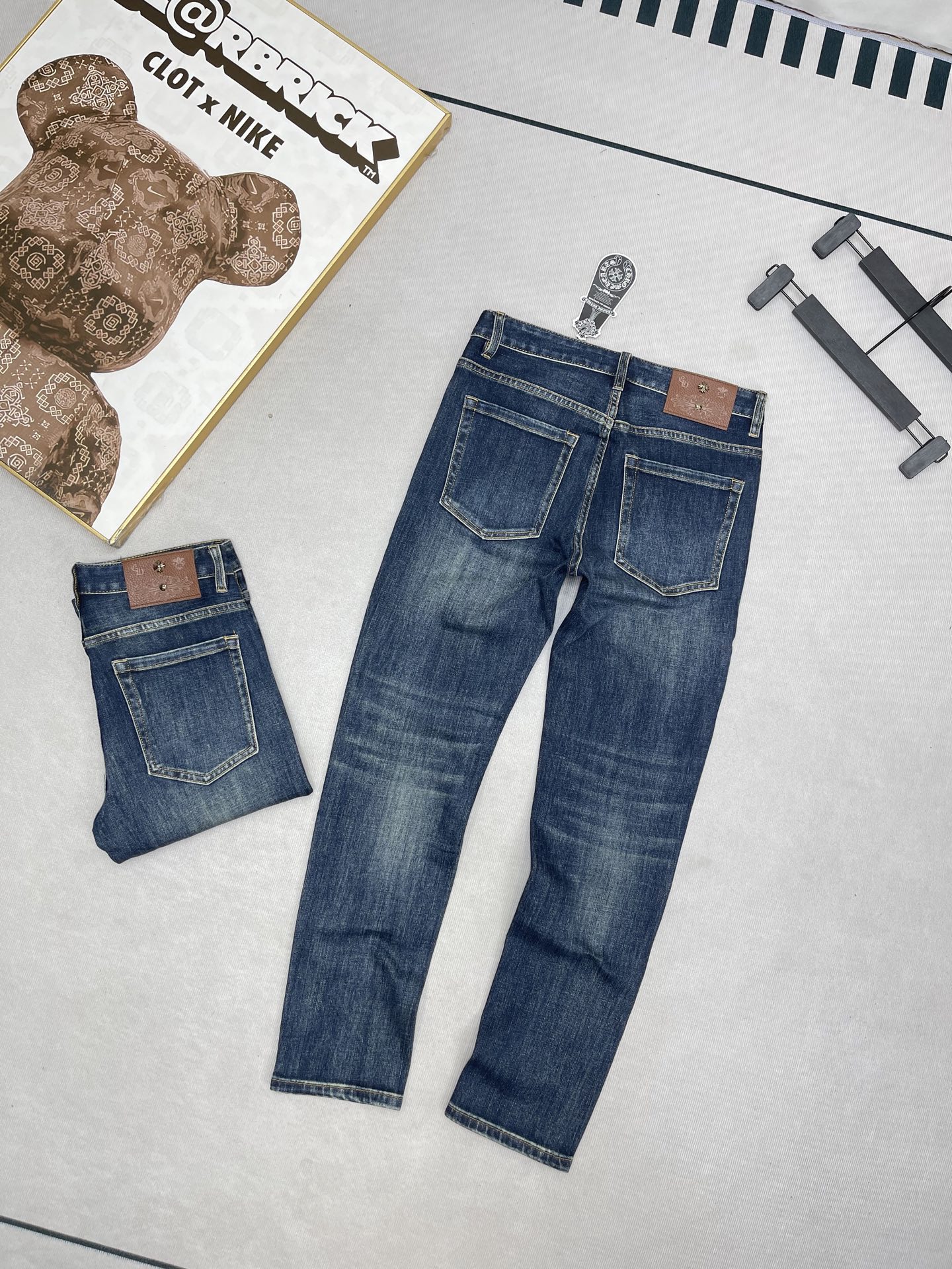 💰260
Chrome Hearts克罗心秋季专柜新品十字架牛仔裤！
克罗心家顶级用料超柔高棉水洗牛仔面料！每一件水洗费用高达常规工艺三倍之多，触感极致细腻，拿到手实物真心爱不释手，高级感满满！实打实的专柜千元以上的用料，无敌奢华感！

细节细节再细节！克罗心家今年最新首发海报主推款！全身简约大气设计，裤子后口袋采用高频凹凸工艺，腰口高奢克罗心金属皮标！极为精致！内里真材实料，只为极致触感，不牺高成本！

专柜热销爆款，极致奢华！不管是自穿还是馈赠都是王者级之选！无压力驾驭任何大型商务场合！强烈推荐入手！  
颜色 ：图皮色
尺码：28-38（无35.37）