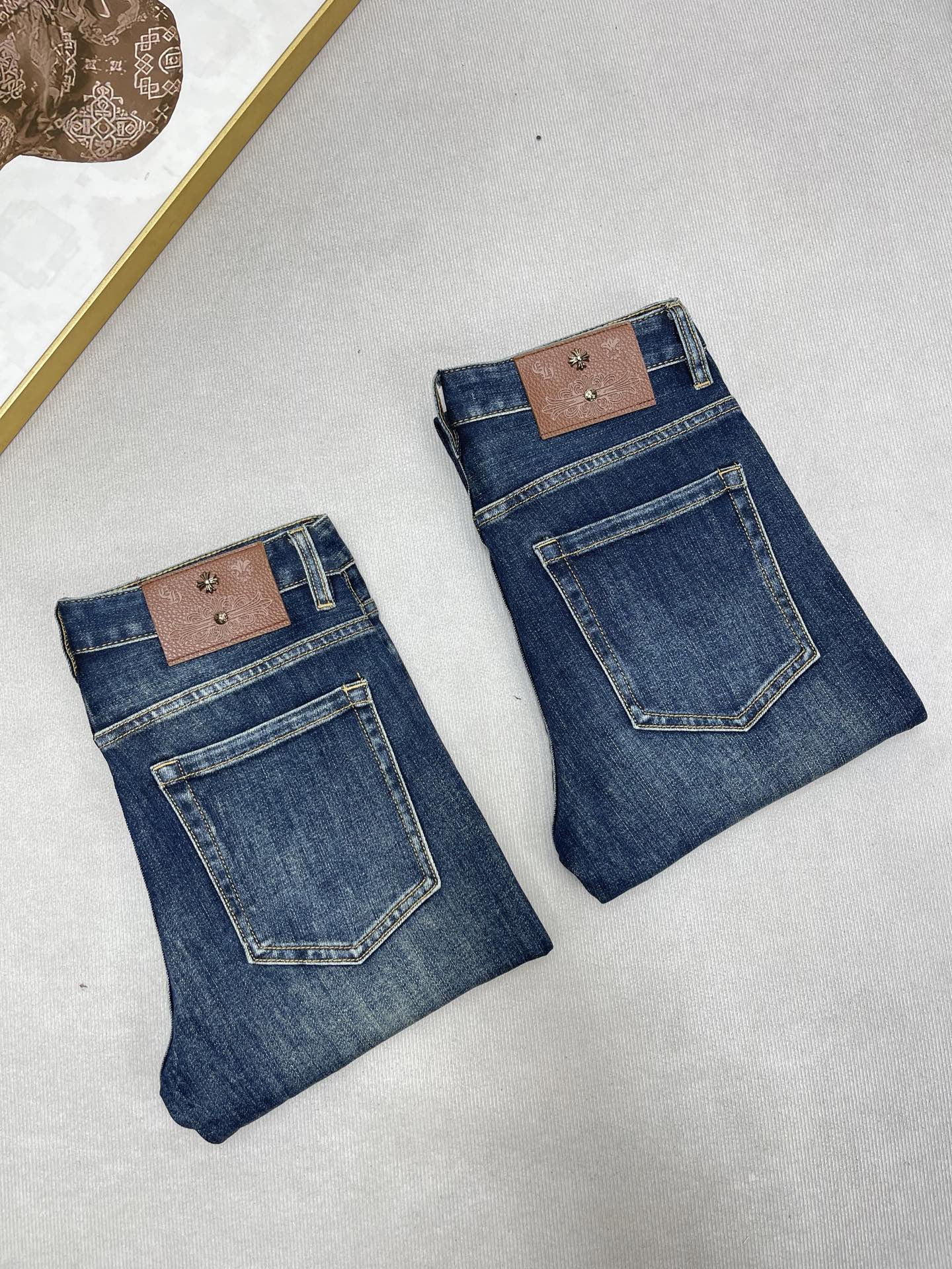 💰260
Chrome Hearts克罗心秋季专柜新品十字架牛仔裤！
克罗心家顶级用料超柔高棉水洗牛仔面料！每一件水洗费用高达常规工艺三倍之多，触感极致细腻，拿到手实物真心爱不释手，高级感满满！实打实的专柜千元以上的用料，无敌奢华感！

细节细节再细节！克罗心家今年最新首发海报主推款！全身简约大气设计，裤子后口袋采用高频凹凸工艺，腰口高奢克罗心金属皮标！极为精致！内里真材实料，只为极致触感，不牺高成本！

专柜热销爆款，极致奢华！不管是自穿还是馈赠都是王者级之选！无压力驾驭任何大型商务场合！强烈推荐入手！  
颜色 ：图皮色
尺码：28-38（无35.37）