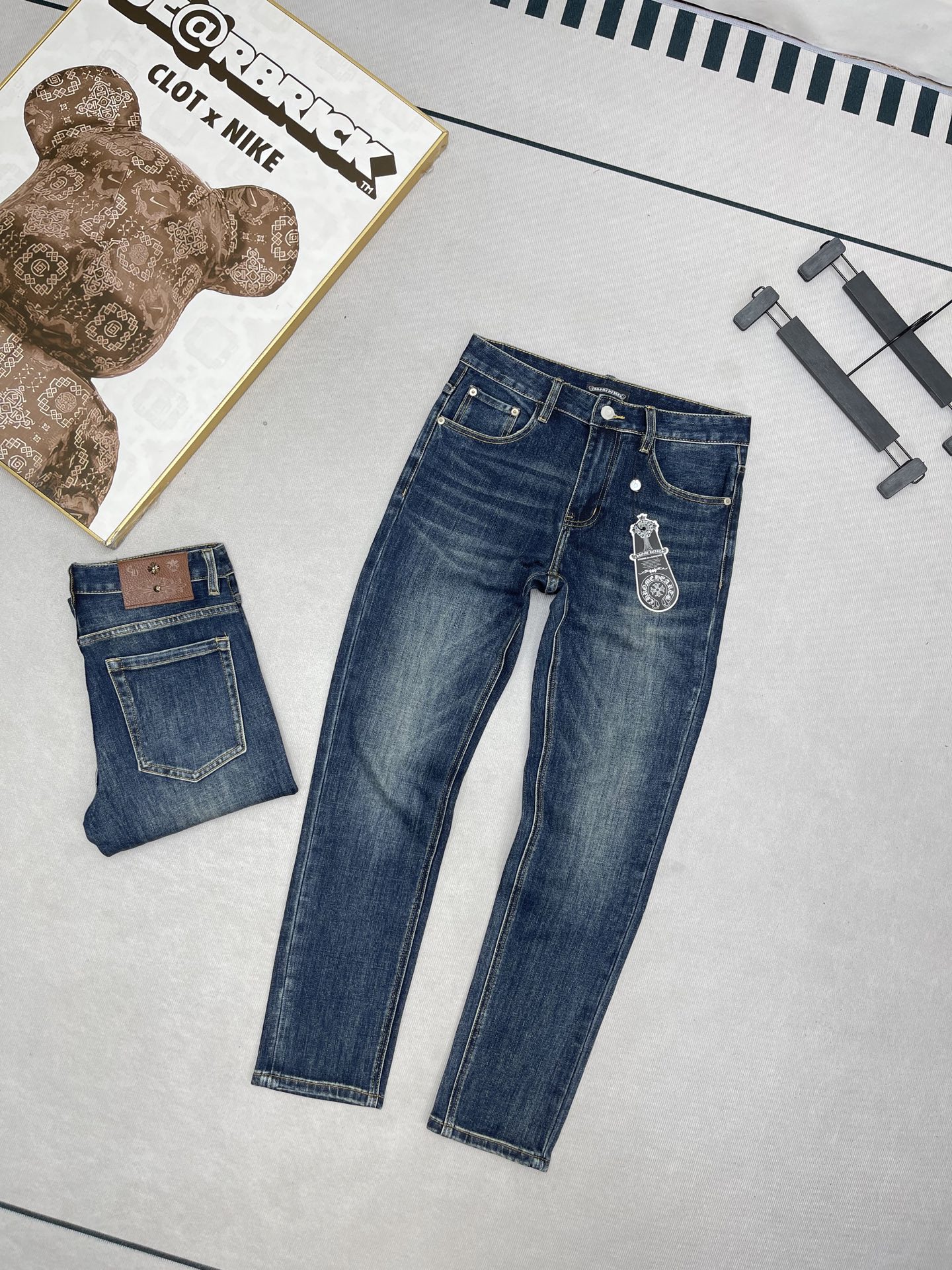 💰260
Chrome Hearts克罗心秋季专柜新品十字架牛仔裤！
克罗心家顶级用料超柔高棉水洗牛仔面料！每一件水洗费用高达常规工艺三倍之多，触感极致细腻，拿到手实物真心爱不释手，高级感满满！实打实的专柜千元以上的用料，无敌奢华感！

细节细节再细节！克罗心家今年最新首发海报主推款！全身简约大气设计，裤子后口袋采用高频凹凸工艺，腰口高奢克罗心金属皮标！极为精致！内里真材实料，只为极致触感，不牺高成本！

专柜热销爆款，极致奢华！不管是自穿还是馈赠都是王者级之选！无压力驾驭任何大型商务场合！强烈推荐入手！  
颜色 ：图皮色
尺码：28-38（无35.37）