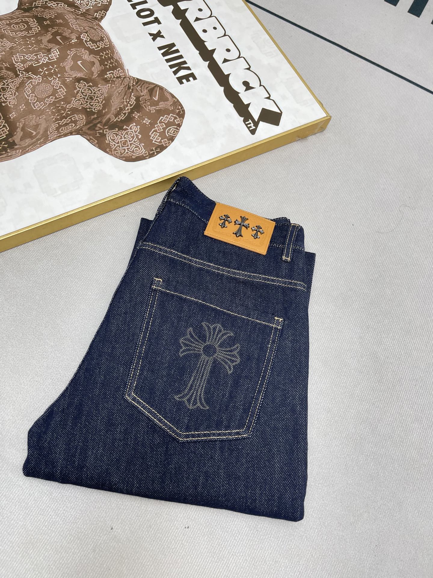 💰260
Chrome Hearts/克罗心专柜新品超柔情侣款宽松阔腿牛仔裤长裤！
顶级用料超柔高棉水洗牛仔面料！每一件水洗费用高达常规工艺三倍之多，触感极致细腻，拿到手实物真心爱不释手，高级感满满！实打实的专柜千元以上的用料，无敌奢华感！

细节细节再细节！克家今年最新首发海报主推款！全身简约大气设计，裤子后口袋采用高频凹凸工艺，腰口高奢梵文皮标！全身每一处纽扣都带激光工艺，极为精致！内里真材实料，只为极致触感，不牺高成本！

专柜热销爆款，极致奢华！不管是自穿还是馈赠都是王者级之选！无压力驾驭任何大型商务场合！强烈推荐入手！

颜色 蓝色
尺码28-38（无35-37）