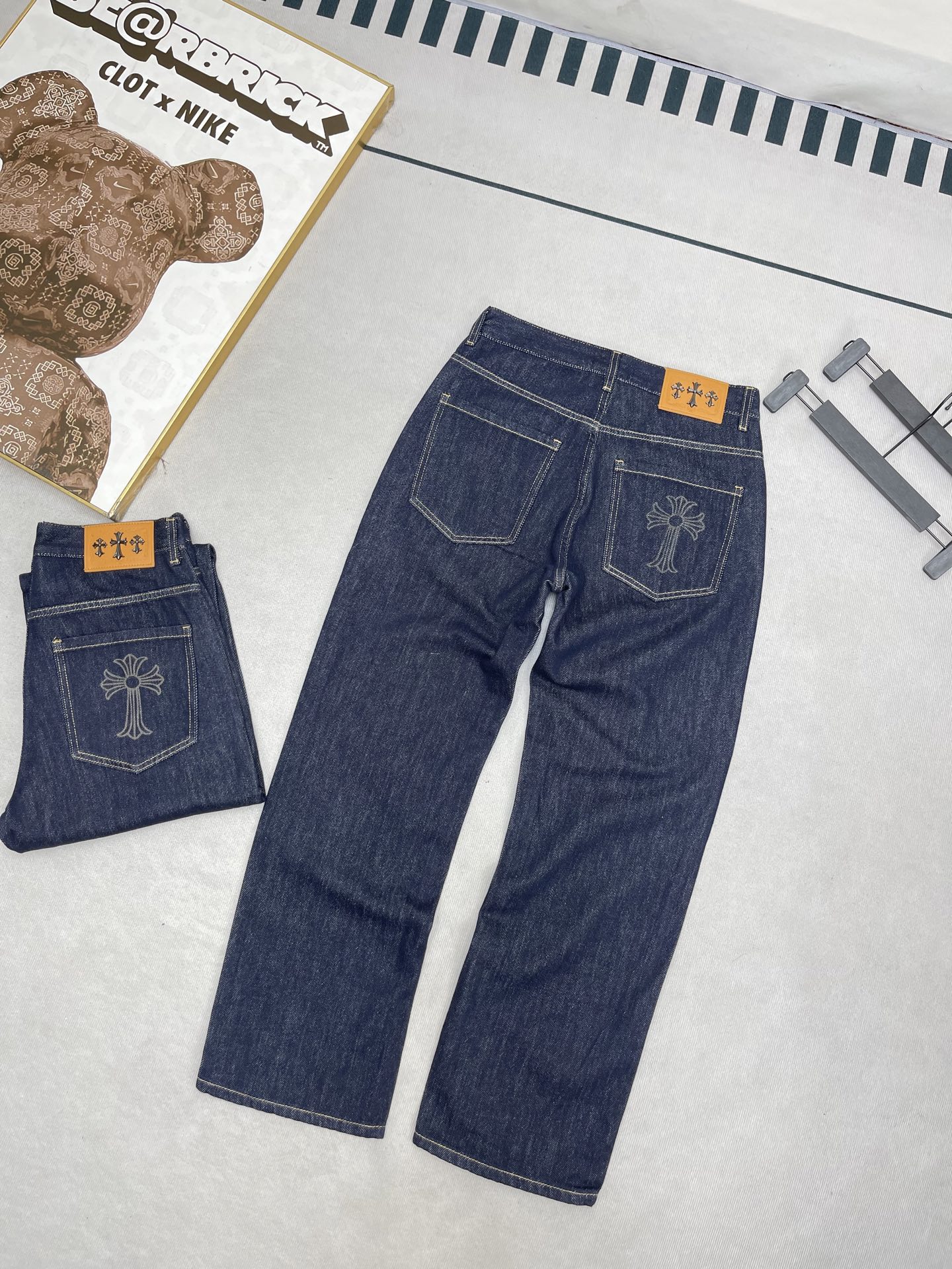💰260
Chrome Hearts/克罗心专柜新品超柔情侣款宽松阔腿牛仔裤长裤！
顶级用料超柔高棉水洗牛仔面料！每一件水洗费用高达常规工艺三倍之多，触感极致细腻，拿到手实物真心爱不释手，高级感满满！实打实的专柜千元以上的用料，无敌奢华感！

细节细节再细节！克家今年最新首发海报主推款！全身简约大气设计，裤子后口袋采用高频凹凸工艺，腰口高奢梵文皮标！全身每一处纽扣都带激光工艺，极为精致！内里真材实料，只为极致触感，不牺高成本！

专柜热销爆款，极致奢华！不管是自穿还是馈赠都是王者级之选！无压力驾驭任何大型商务场合！强烈推荐入手！

颜色 蓝色
尺码28-38（无35-37）