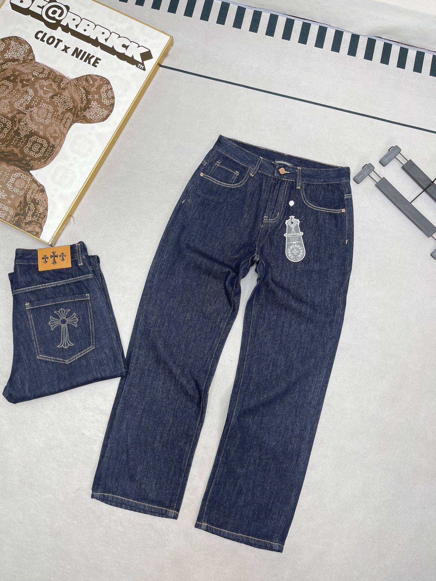 💰260
Chrome Hearts/克罗心专柜新品超柔情侣款宽松阔腿牛仔裤长裤！
顶级用料超柔高棉水洗牛仔面料！每一件水洗费用高达常规工艺三倍之多，触感极致细腻，拿到手实物真心爱不释手，高级感满满！实打实的专柜千元以上的用料，无敌奢华感！

细节细节再细节！克家今年最新首发海报主推款！全身简约大气设计，裤子后口袋采用高频凹凸工艺，腰口高奢梵文皮标！全身每一处纽扣都带激光工艺，极为精致！内里真材实料，只为极致触感，不牺高成本！

专柜热销爆款，极致奢华！不管是自穿还是馈赠都是王者级之选！无压力驾驭任何大型商务场合！强烈推荐入手！

颜色 蓝色
尺码28-38（无35-37）