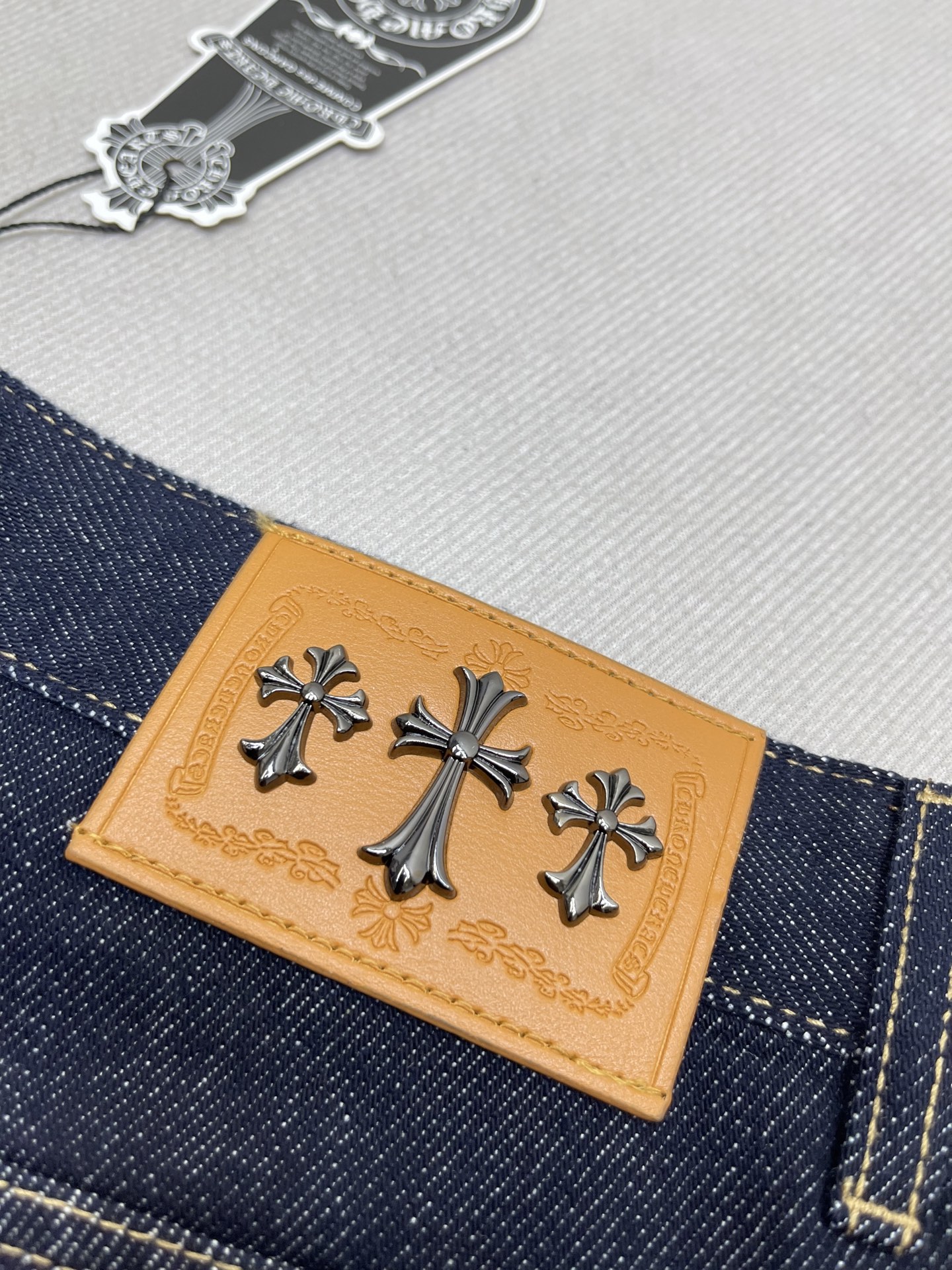 💰260
Chrome Hearts/克罗心专柜新品超柔情侣款宽松阔腿牛仔裤长裤！
顶级用料超柔高棉水洗牛仔面料！每一件水洗费用高达常规工艺三倍之多，触感极致细腻，拿到手实物真心爱不释手，高级感满满！实打实的专柜千元以上的用料，无敌奢华感！

细节细节再细节！克家今年最新首发海报主推款！全身简约大气设计，裤子后口袋采用高频凹凸工艺，腰口高奢梵文皮标！全身每一处纽扣都带激光工艺，极为精致！内里真材实料，只为极致触感，不牺高成本！

专柜热销爆款，极致奢华！不管是自穿还是馈赠都是王者级之选！无压力驾驭任何大型商务场合！强烈推荐入手！

颜色 蓝色
尺码28-38（无35-37）