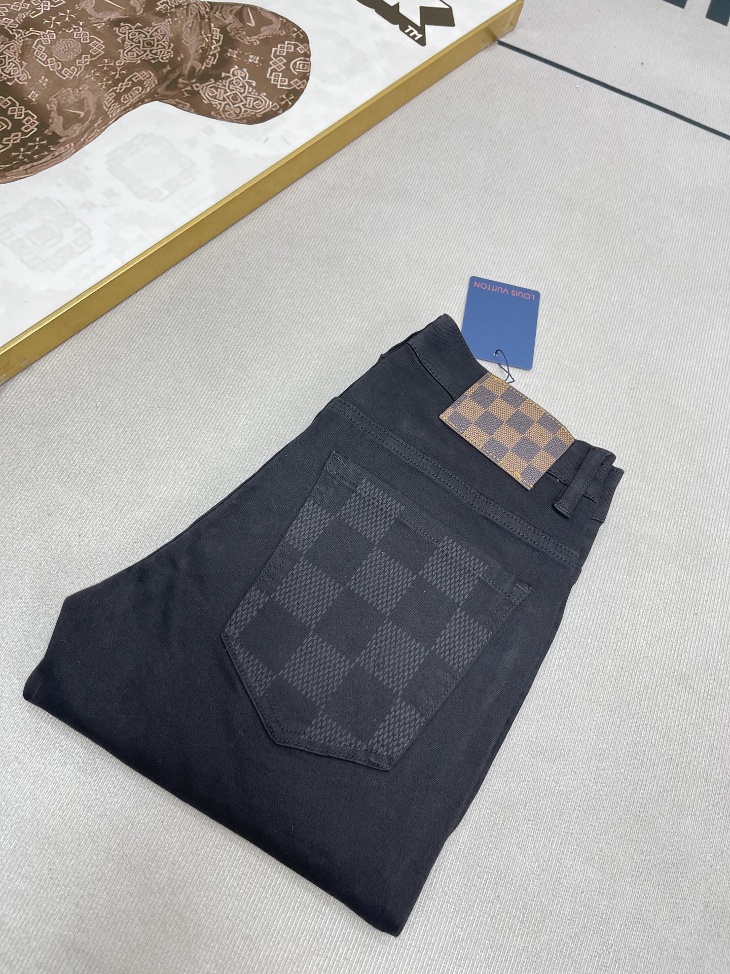 💰250
Louis Vuitton/LV路易威登男士牛仔裤   
最新款原单爆款牛仔裤 超级定制款 原版五金 超级重工工艺 版型超赞，丹宁牛仔裤，高级弹力牛仔裤！高端贸易公司货，同步官网发售！经典洗水做旧超级百搭 局部重水洗的特殊工艺处理，视觉上比单一纯黑色还要显瘦的一个段位，后臀处保留了招牌的立体剪裁设计 后口袋经典品牌大Logo皮标金属工艺。客供丹宁牛仔面料 横向自带高弹力，上身超级舒适！自然水牛仔属于兼容性最极广的单品，无关季节性，轻松横扫衣橱各种上装！百搭首选推荐！细节做工无可挑剔！款式不挑人，特别高档，好货不等人，看中赶紧下手。
颜色 黑色
尺码 28-38