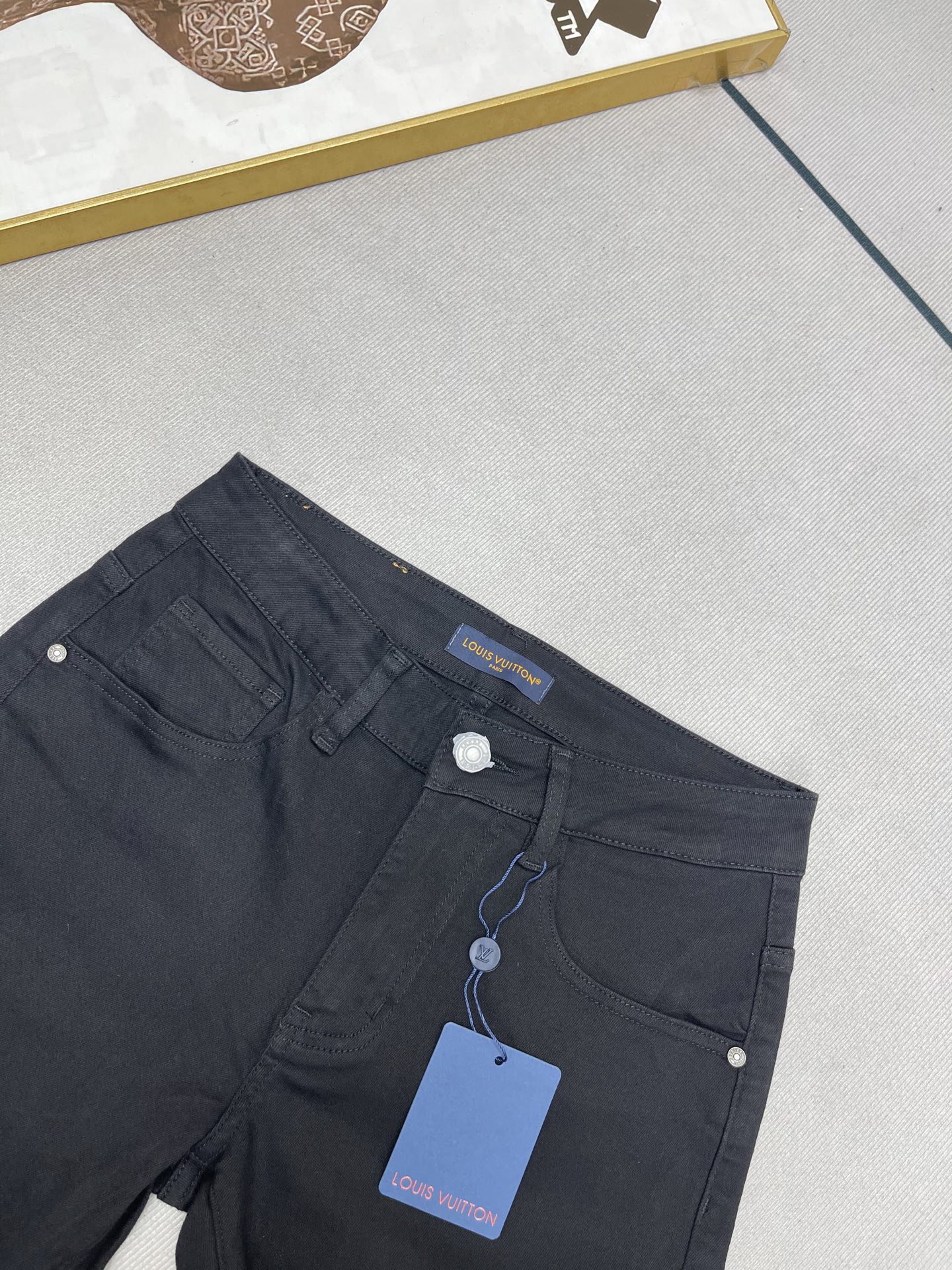 💰250
Louis Vuitton/LV路易威登男士牛仔裤   
最新款原单爆款牛仔裤 超级定制款 原版五金 超级重工工艺 版型超赞，丹宁牛仔裤，高级弹力牛仔裤！高端贸易公司货，同步官网发售！经典洗水做旧超级百搭 局部重水洗的特殊工艺处理，视觉上比单一纯黑色还要显瘦的一个段位，后臀处保留了招牌的立体剪裁设计 后口袋经典品牌大Logo皮标金属工艺。客供丹宁牛仔面料 横向自带高弹力，上身超级舒适！自然水牛仔属于兼容性最极广的单品，无关季节性，轻松横扫衣橱各种上装！百搭首选推荐！细节做工无可挑剔！款式不挑人，特别高档，好货不等人，看中赶紧下手。
颜色 黑色
尺码 28-38