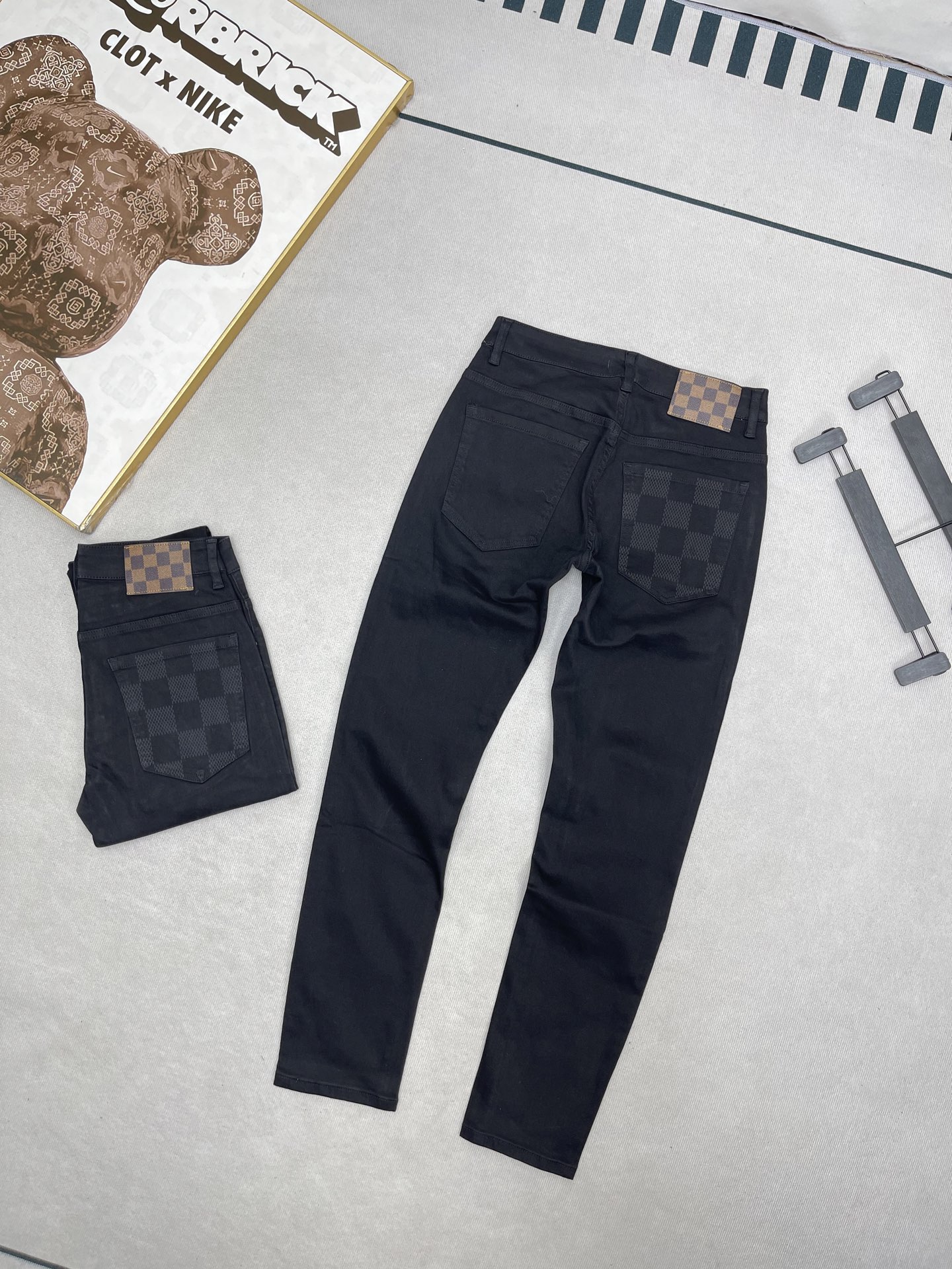 💰250
Louis Vuitton/LV路易威登男士牛仔裤   
最新款原单爆款牛仔裤 超级定制款 原版五金 超级重工工艺 版型超赞，丹宁牛仔裤，高级弹力牛仔裤！高端贸易公司货，同步官网发售！经典洗水做旧超级百搭 局部重水洗的特殊工艺处理，视觉上比单一纯黑色还要显瘦的一个段位，后臀处保留了招牌的立体剪裁设计 后口袋经典品牌大Logo皮标金属工艺。客供丹宁牛仔面料 横向自带高弹力，上身超级舒适！自然水牛仔属于兼容性最极广的单品，无关季节性，轻松横扫衣橱各种上装！百搭首选推荐！细节做工无可挑剔！款式不挑人，特别高档，好货不等人，看中赶紧下手。
颜色 黑色
尺码 28-38